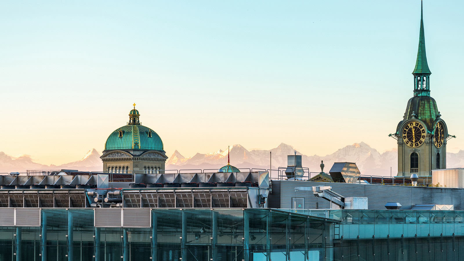 Vue du Palais fédéral et de la chaîne alpine de la ville de Berne.