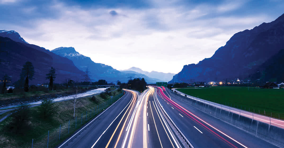 Autoroute en accéléré le soir