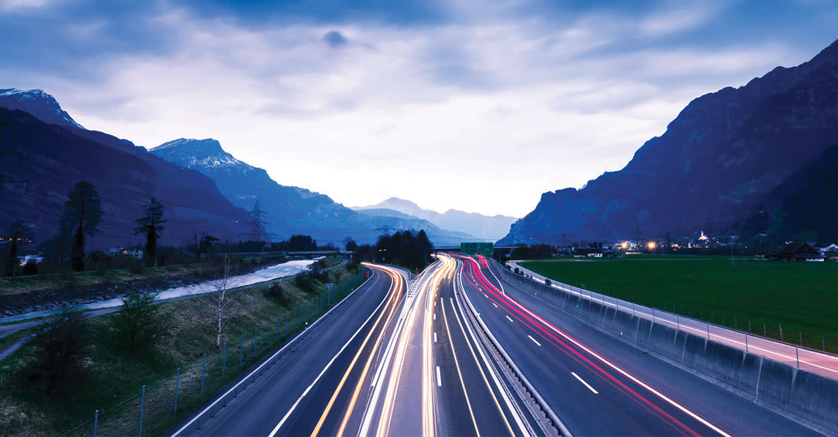 Autobahn im Zeitraffer am Abend