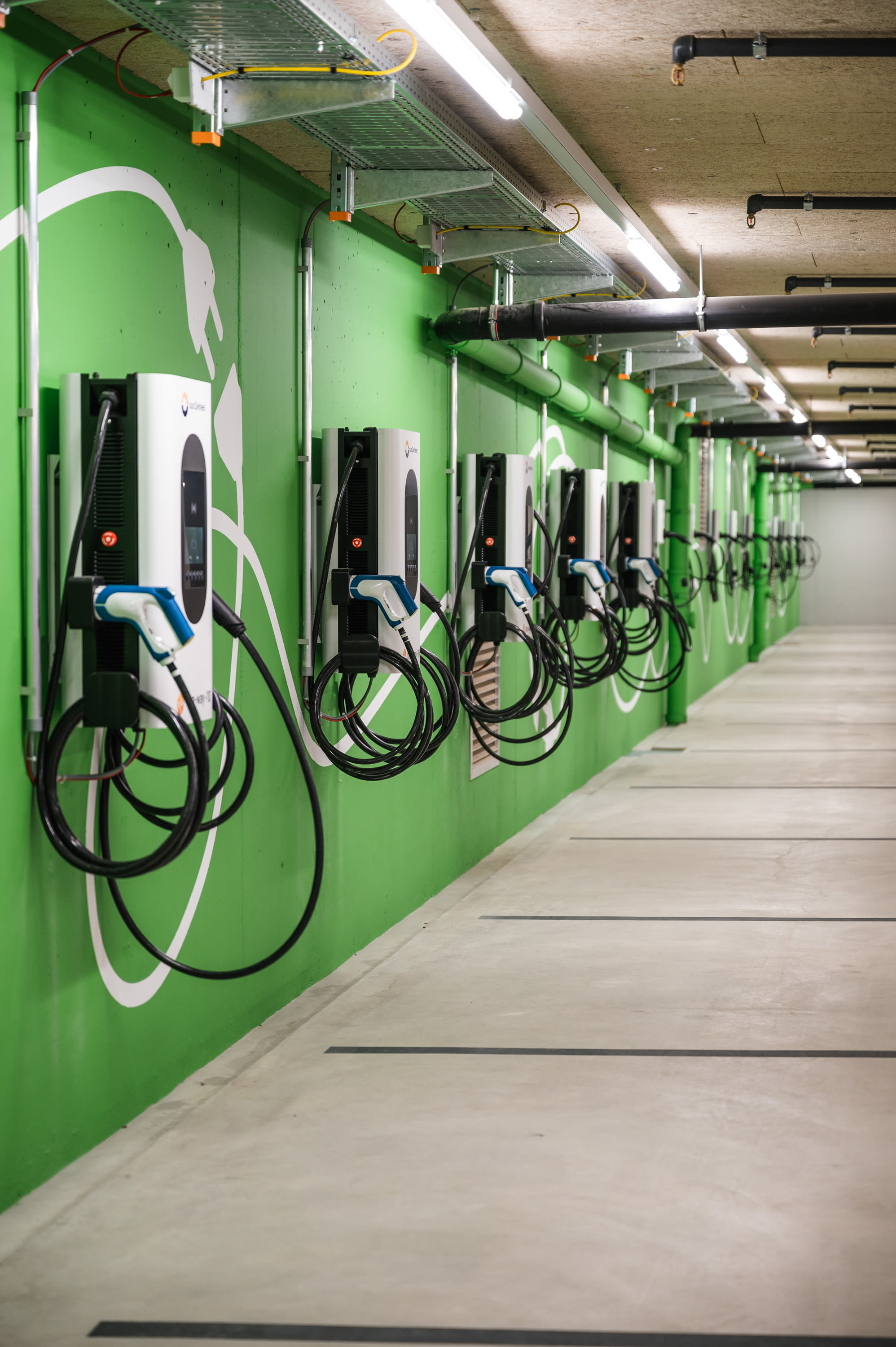 Photo du parking souterrain à Uptown Basel avec bornes de recharge