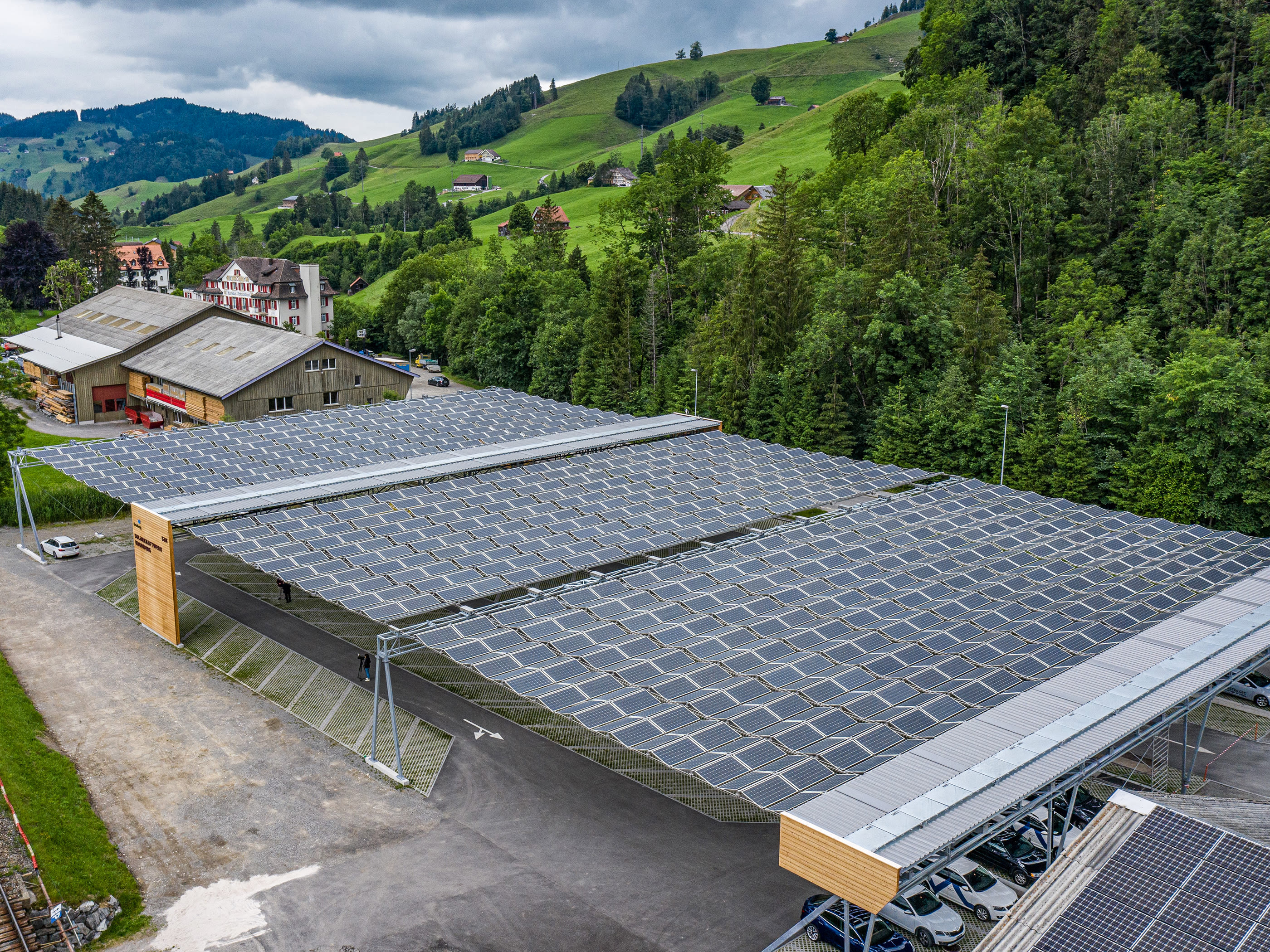 Parking en bordure de village couvert par des panneaux solaires