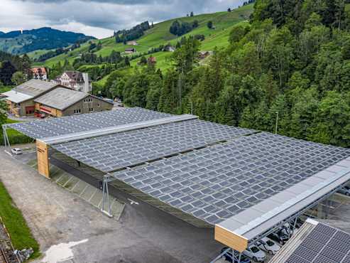 Parking en bordure de village couvert par des panneaux solaires