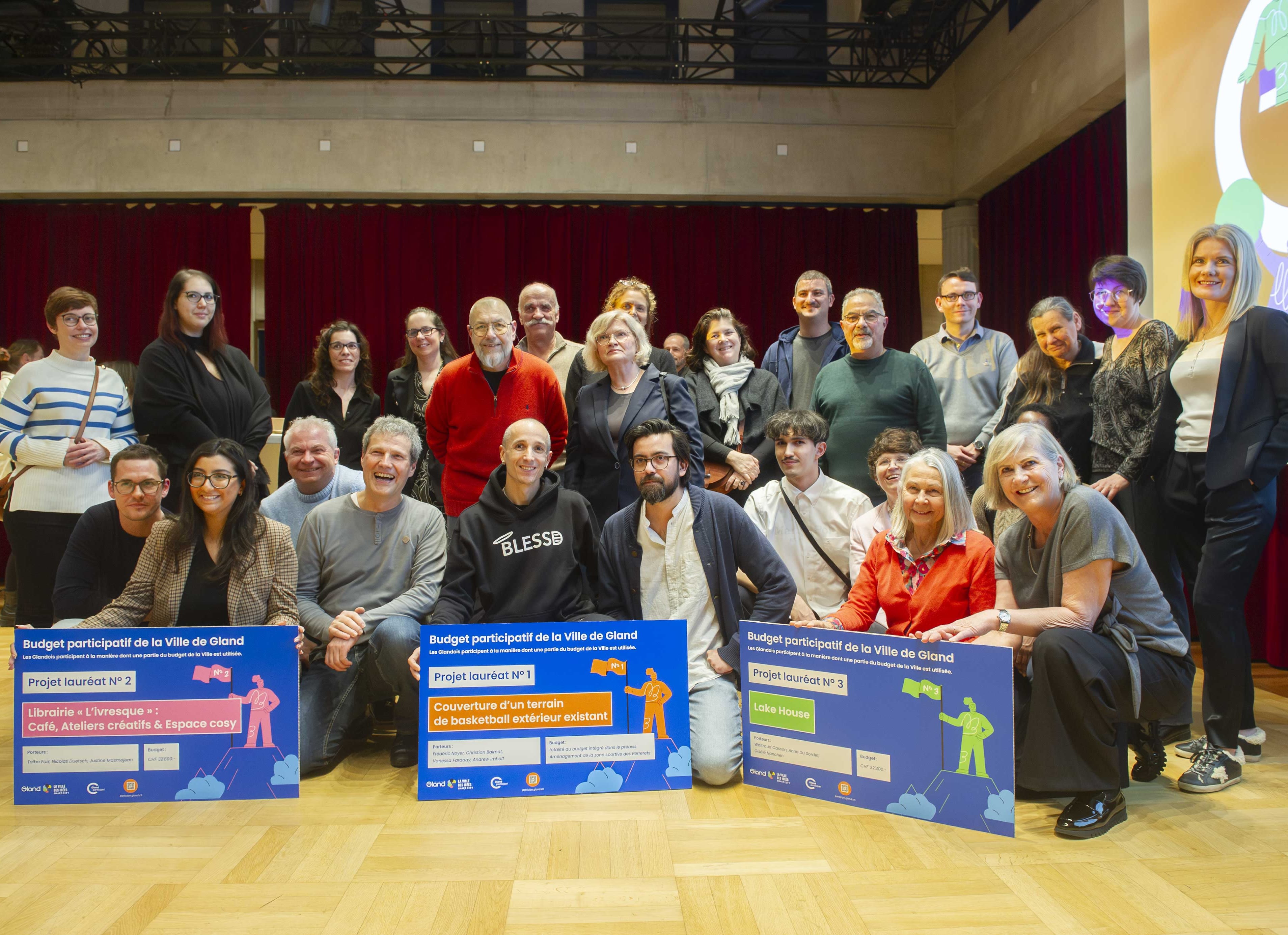 Gruppenfoto der Beteiligten mit den drei ausgezeichneten Projekten des Bürgerhaushalts von Gland.