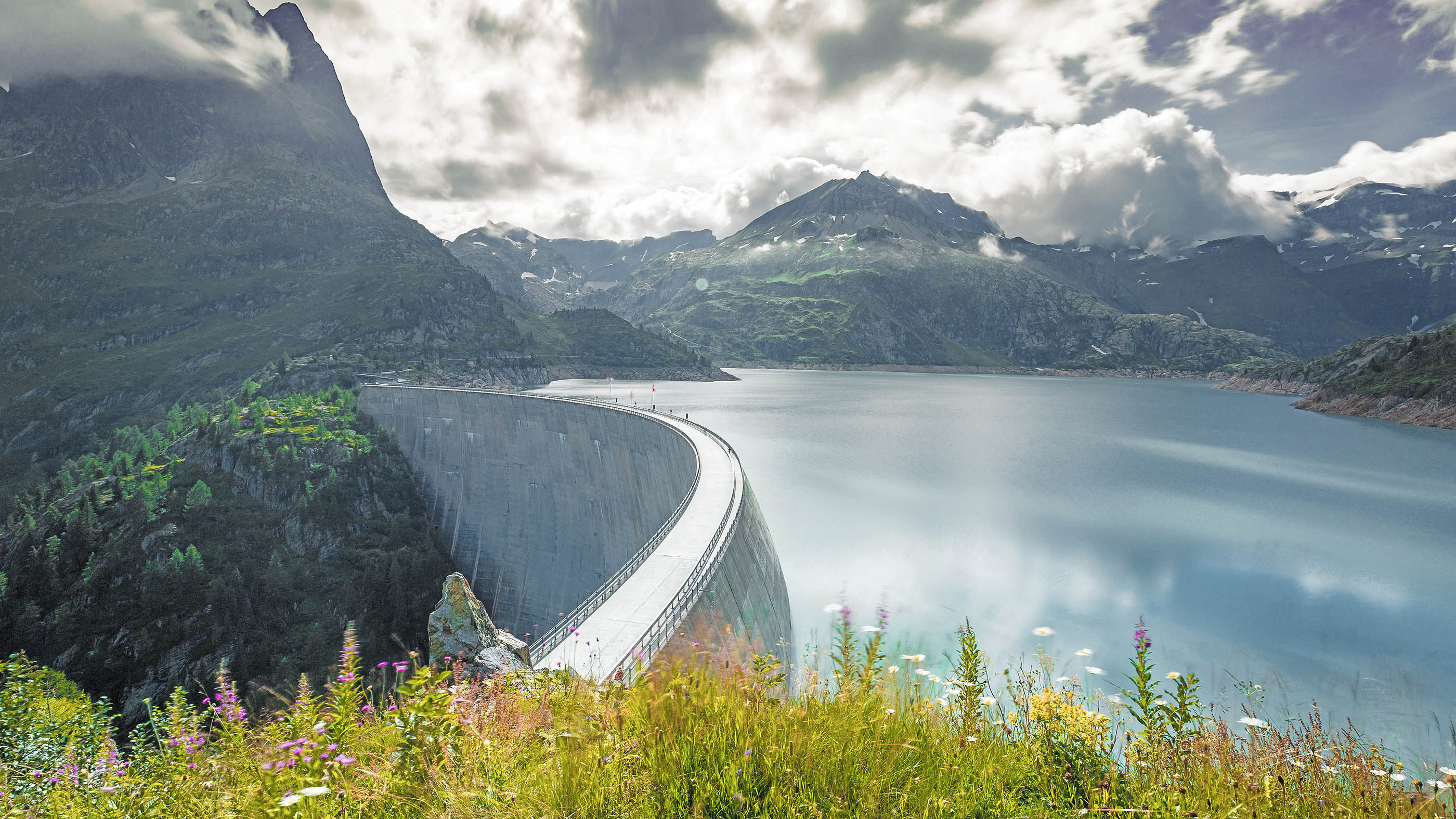 Un barrage dans les Alpes, dans le canton du Valais.