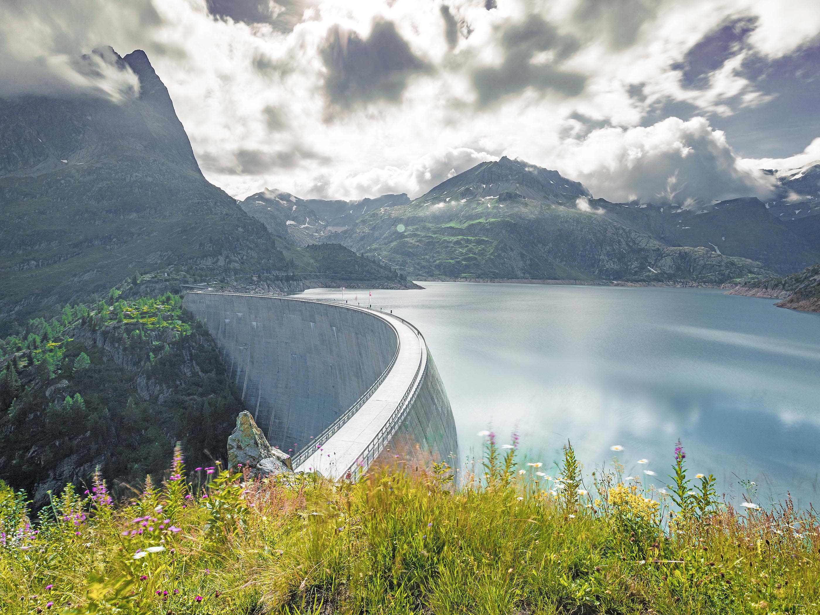 Eine Staumauer in den Alpen im Kanton Wallis.