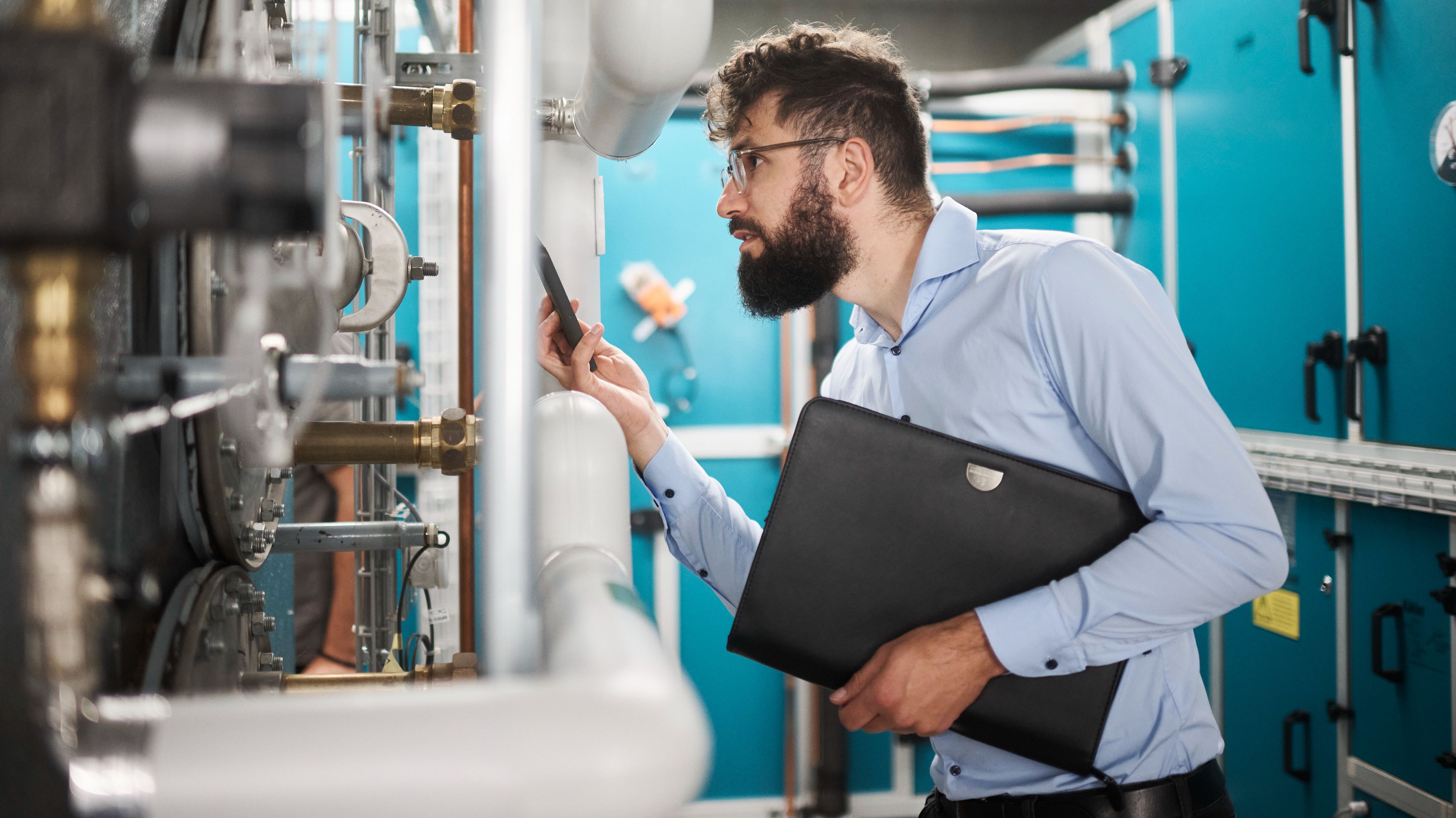 Marco Hächler, conseiller en énergie PEIK, lors de la visite des installations techniques.