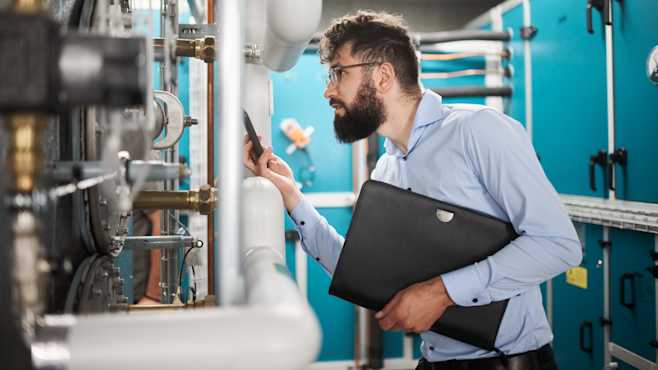Marco Hächler, conseiller en énergie PEIK, lors de la visite des installations techniques.