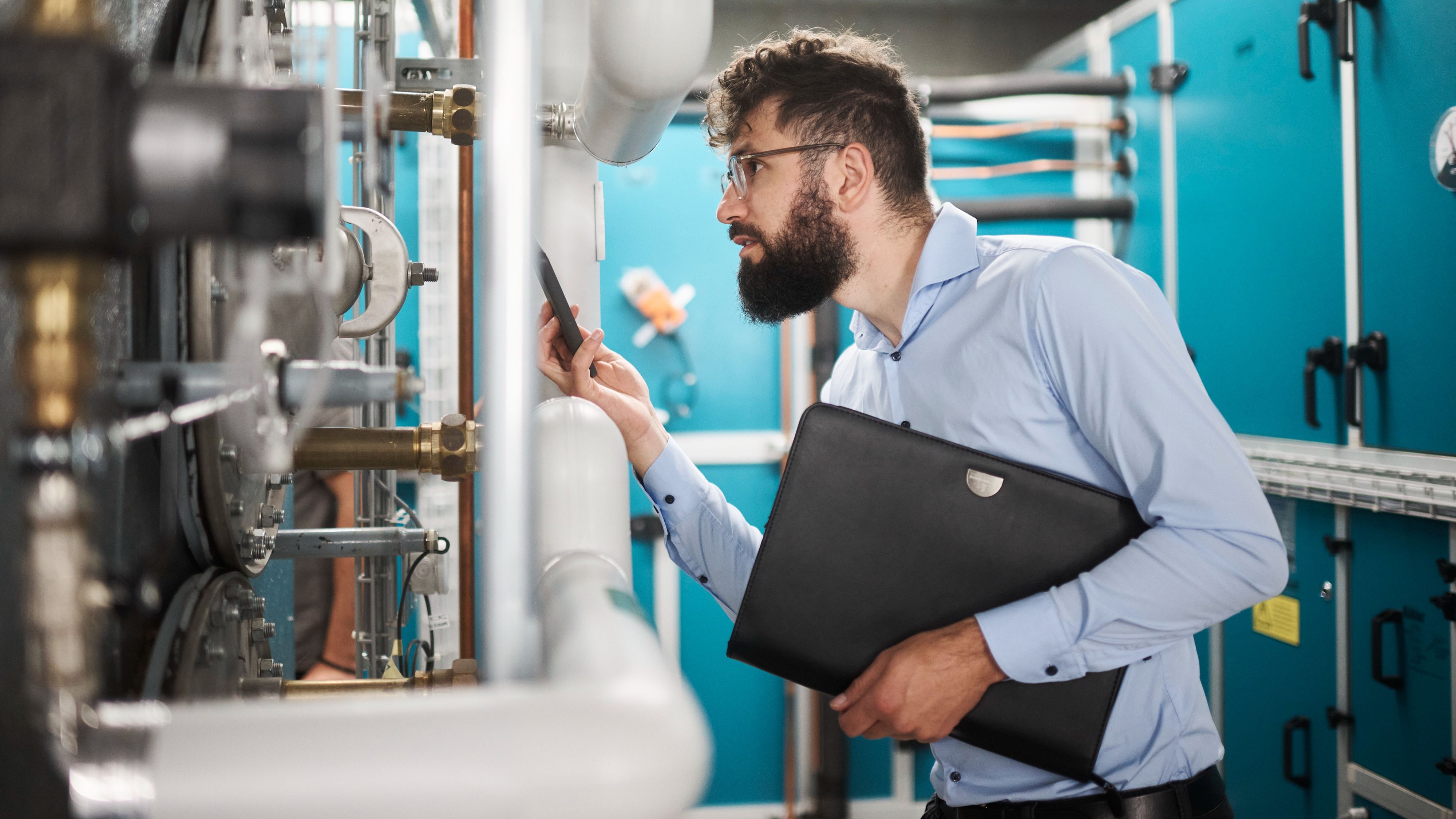 Marco Hächler, il consulente energetico PEIK, durante la visita agli impianti tecnici.