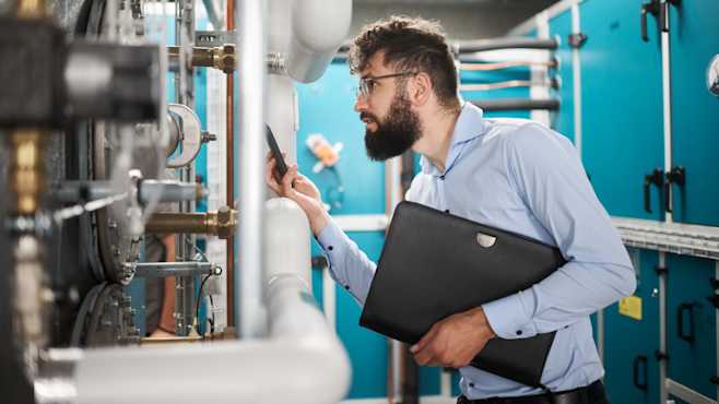 PEIK-Energieberater Marco Hächler auf dem Rundgang durch die technischen Anlagen.