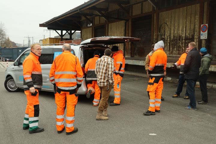 Mitarbeitende der SBB bei Beladen eines Elektroautos