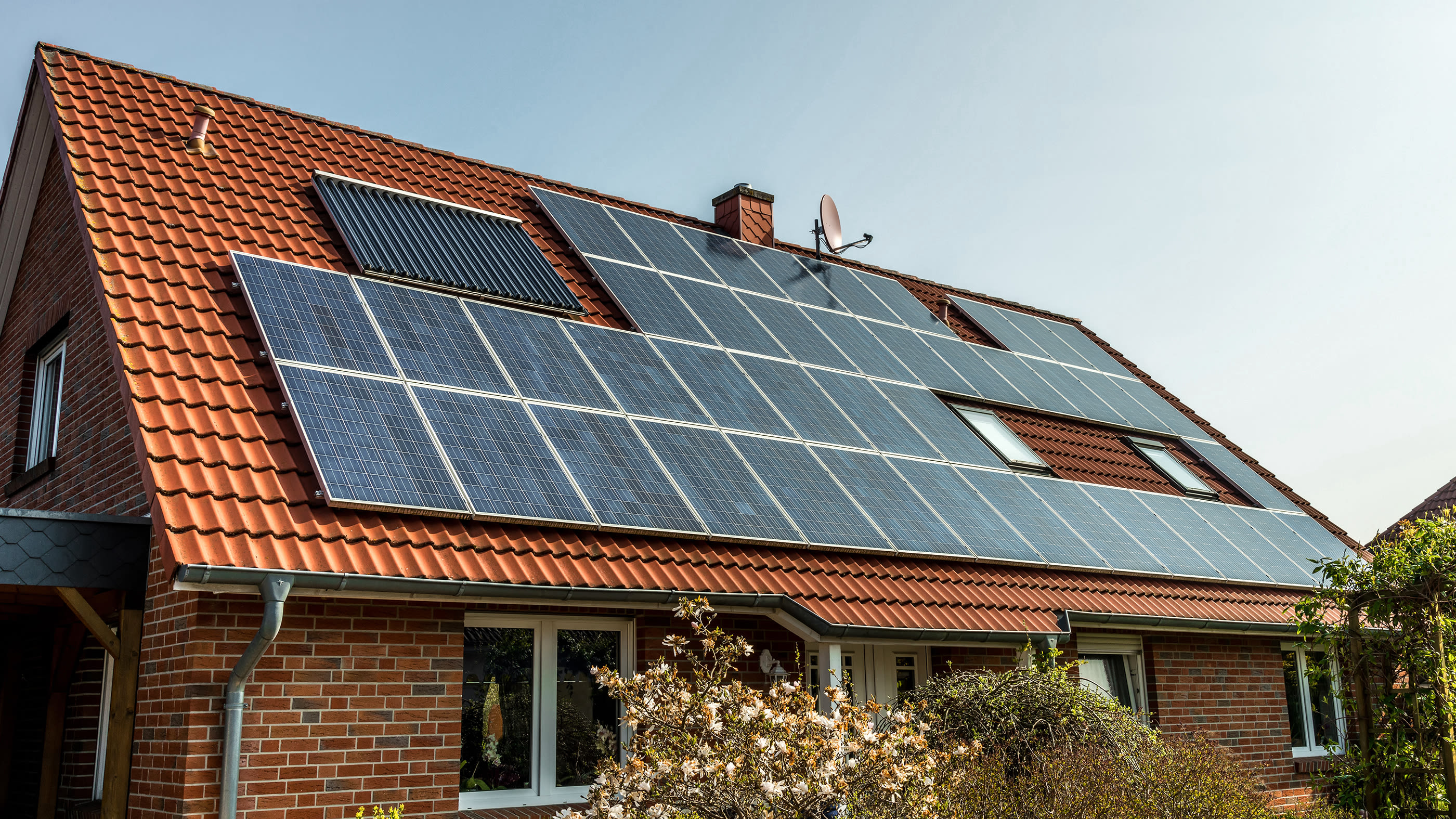 Capteurs solaires sur le toit d'une maison unifamiliale.