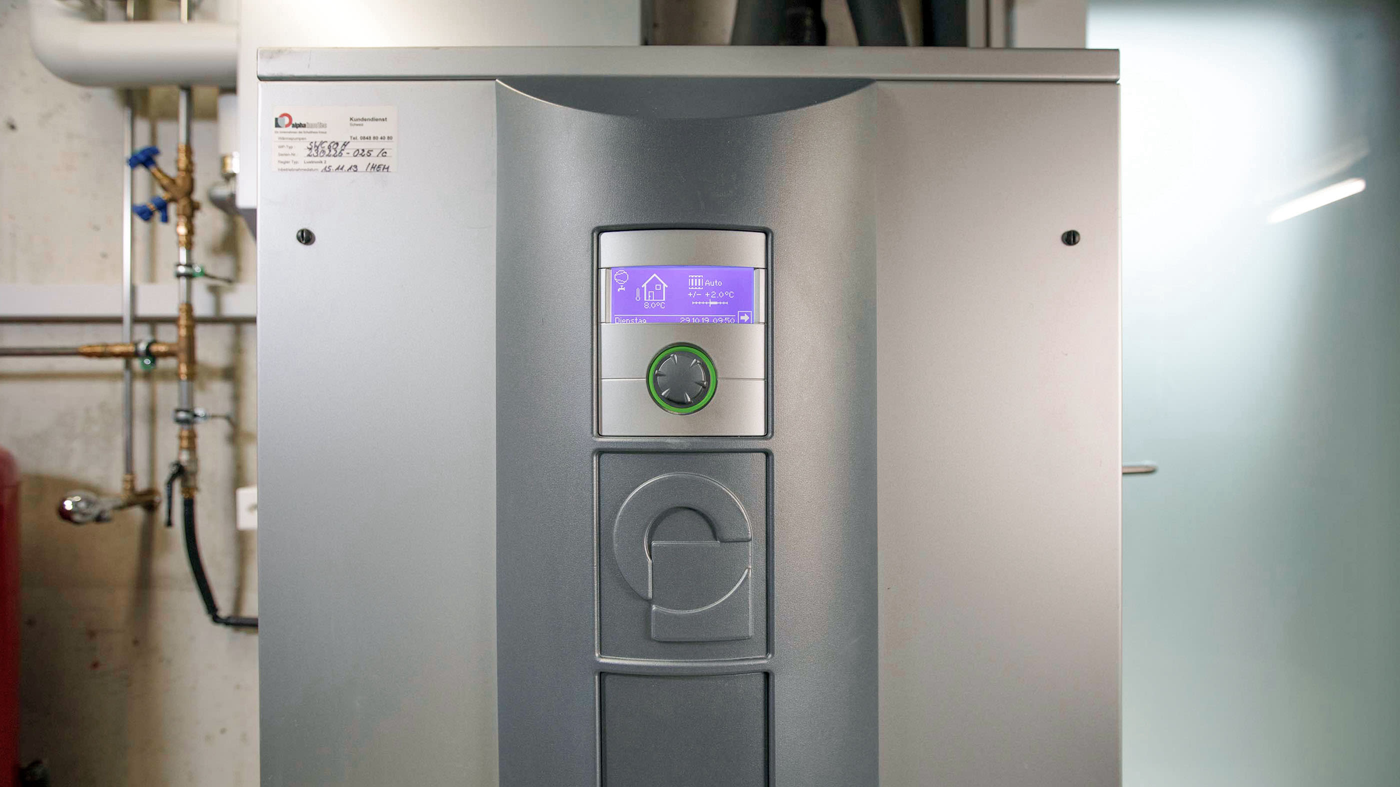Wärmepumpe im Keller eines Hauses.