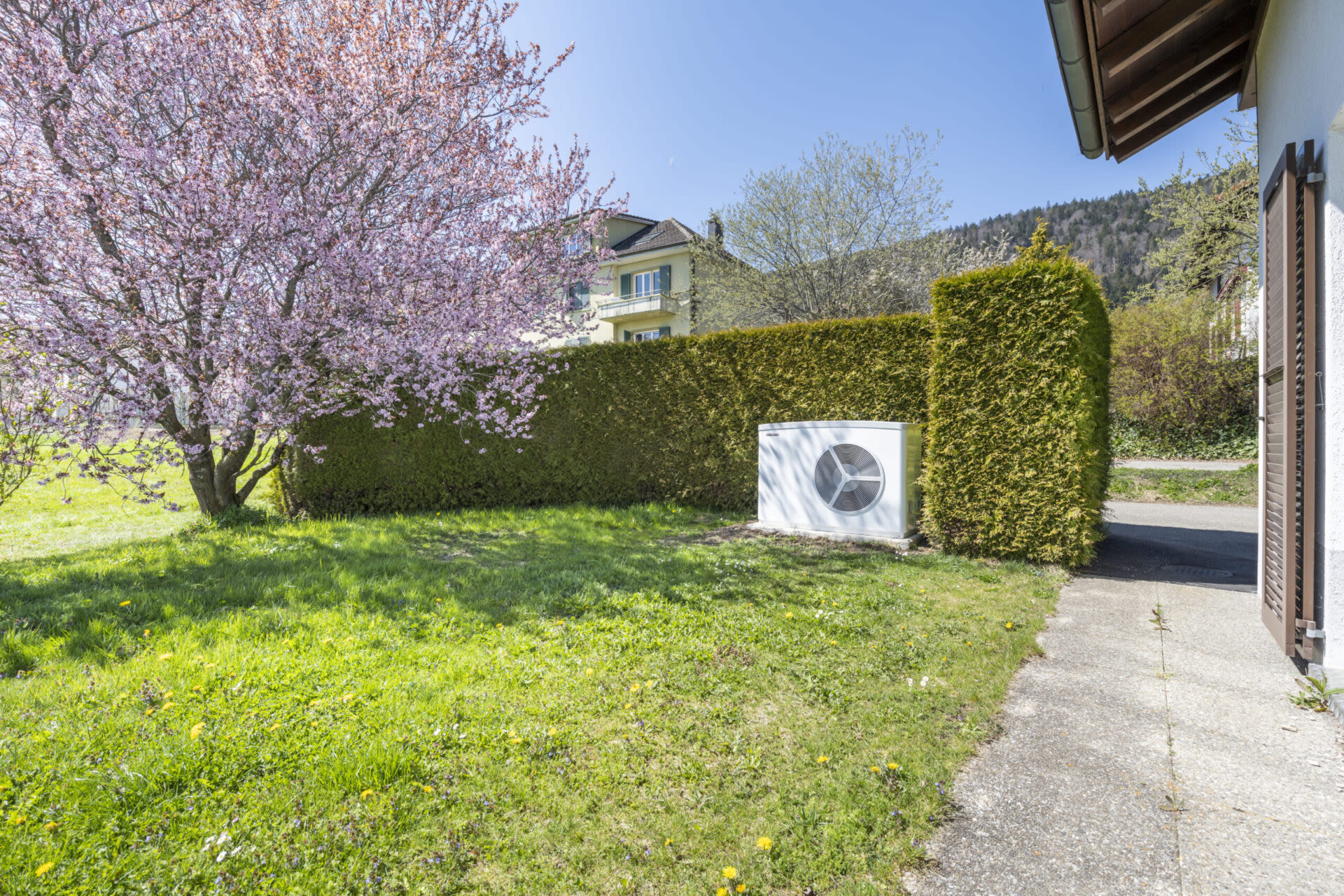 Pompe à chaleur air-eau dans le jardin d'une maison