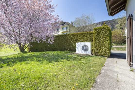 Pompe à chaleur air-eau dans le jardin d'une maison