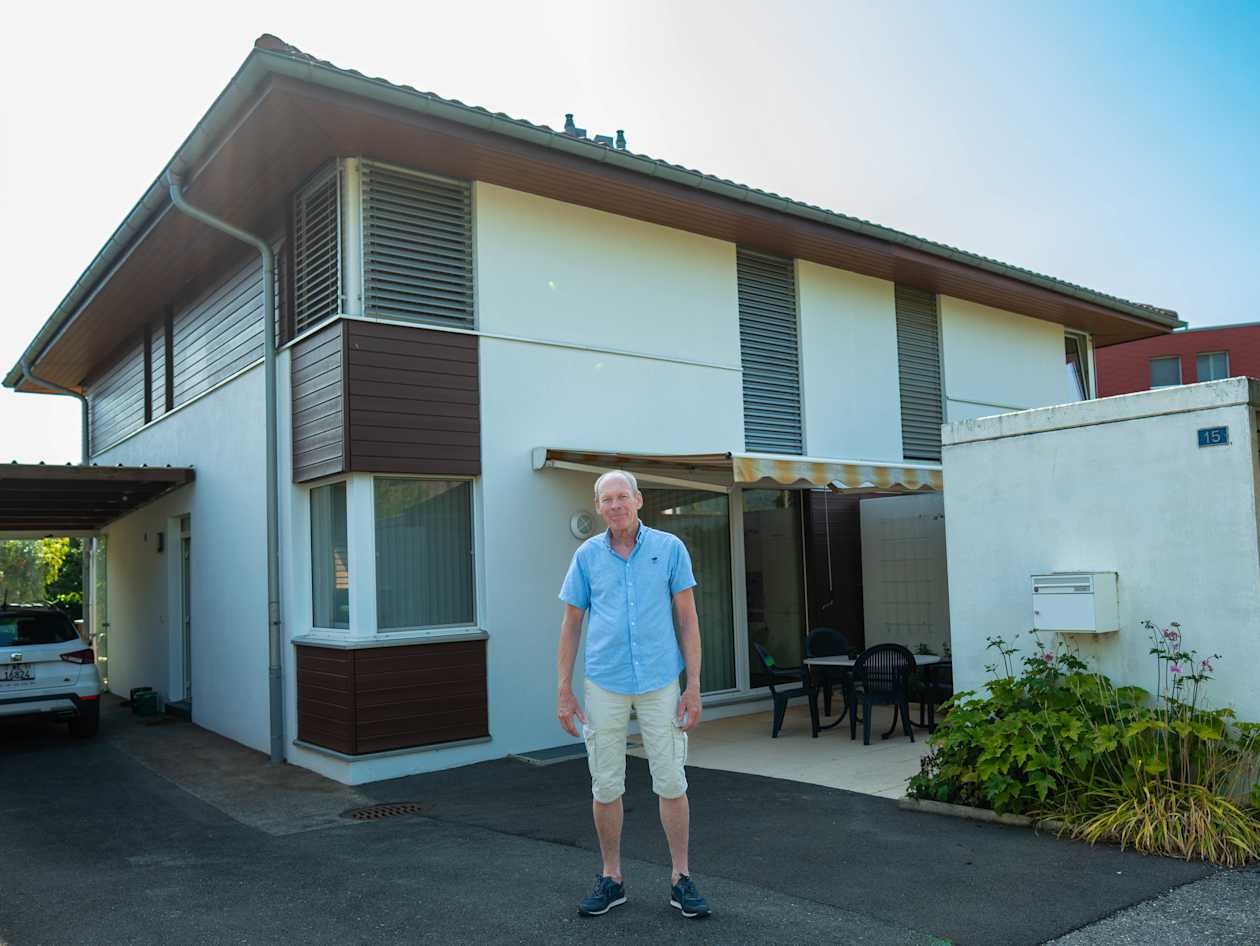 Christian Trachsel, proprietario di una casa a schiera costruita nel 2003 a Marin, davanti al suo domicilio sul lago di Neuchâtel.