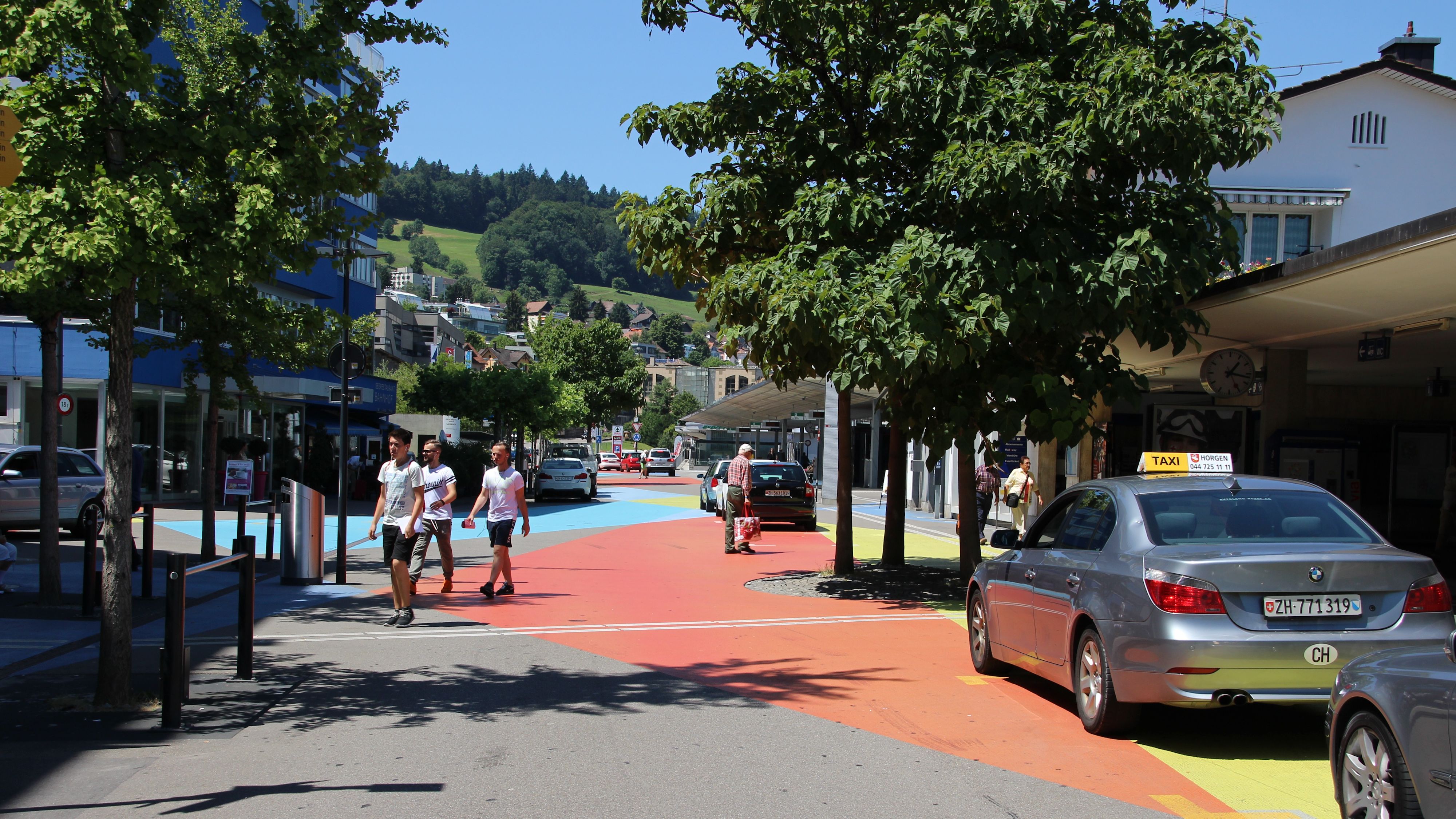 Umgestaltete Quartierstrasse in Horgen.