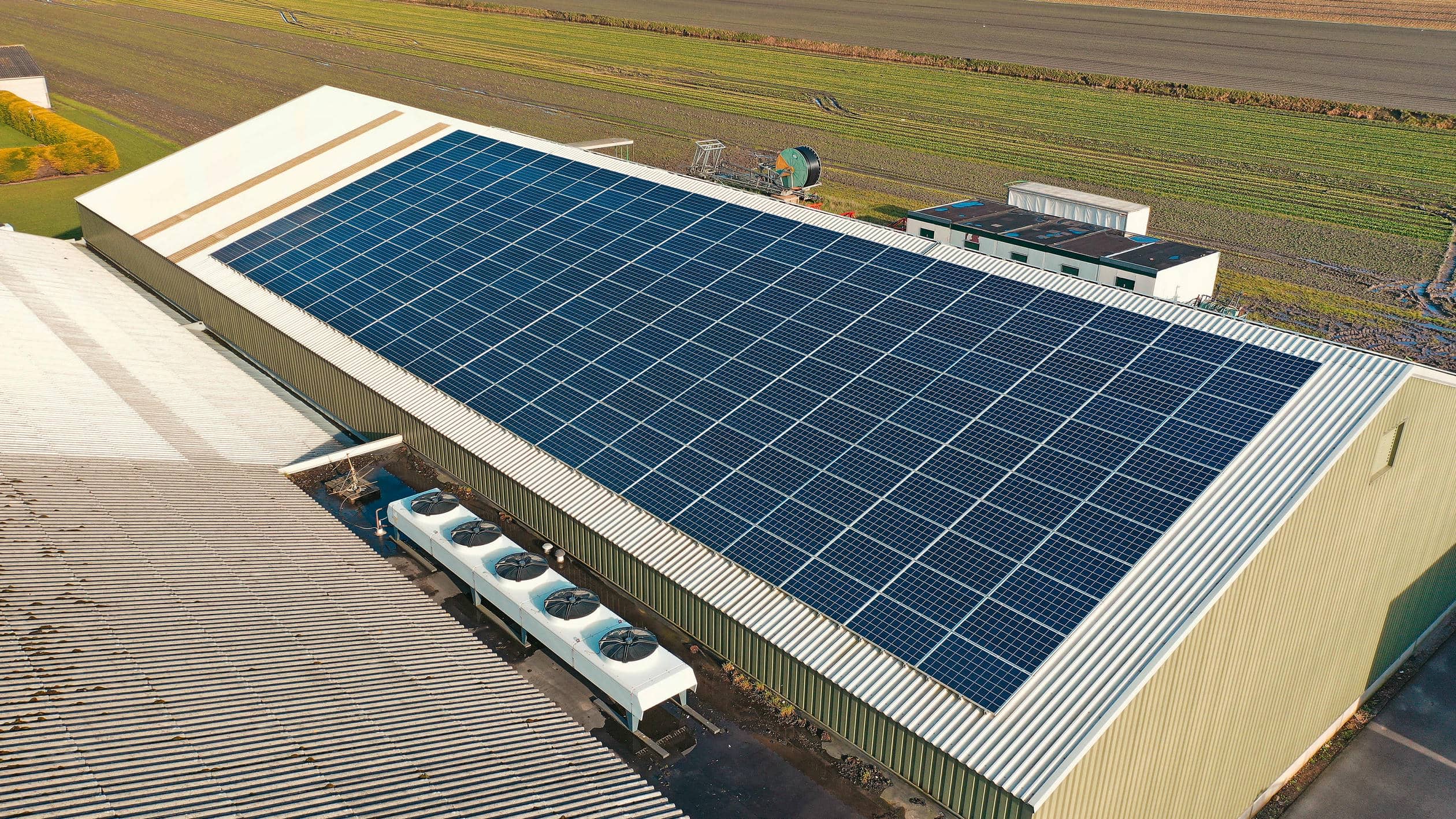 Système solaire sur le toit d'une entreprise commerciale.