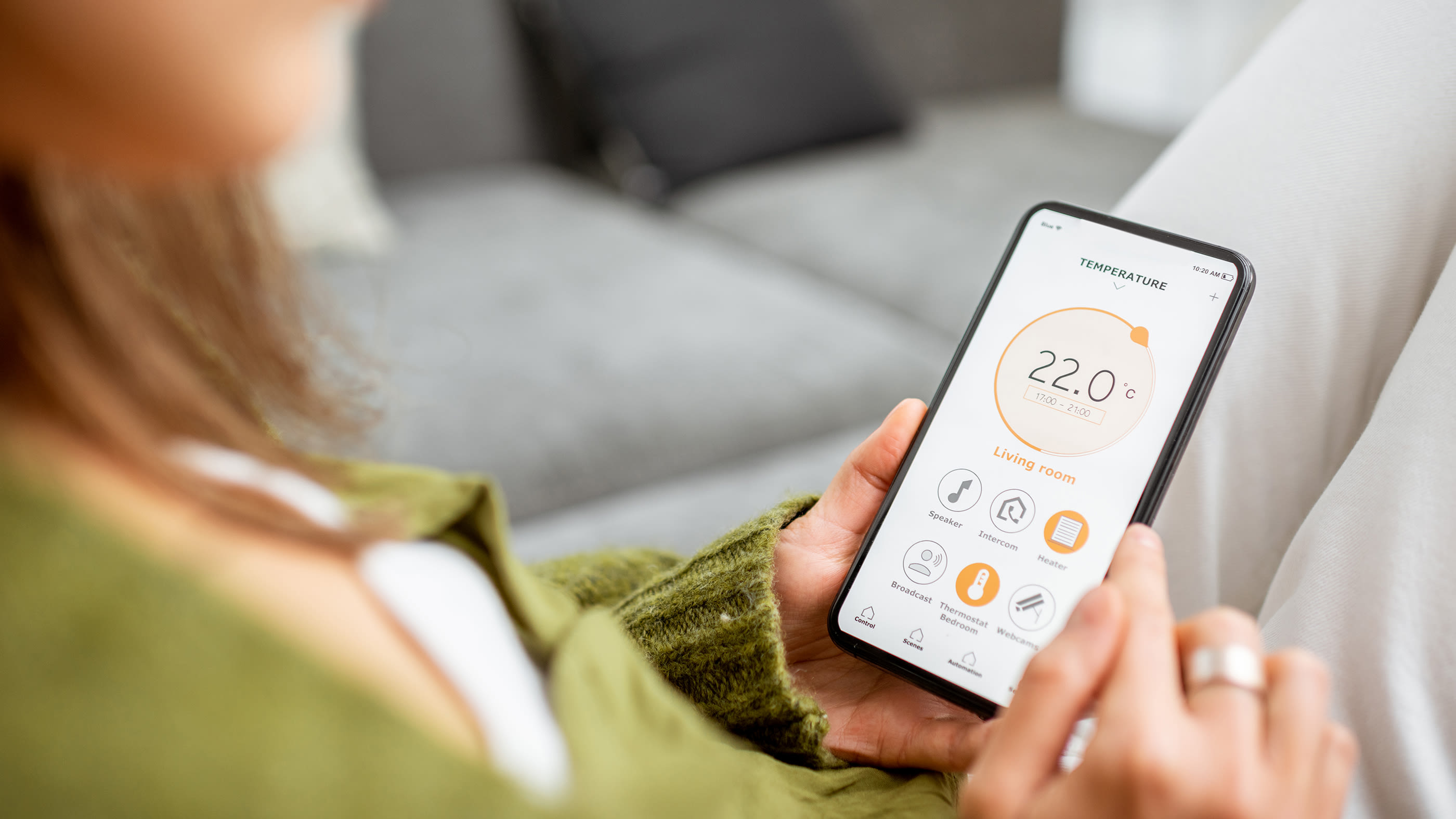 Femme tenant un smartphone à la main