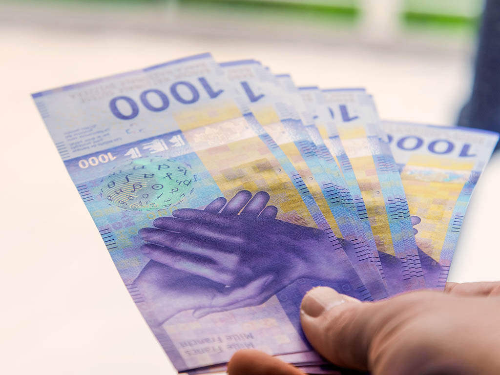 La personne paie avec plusieurs billets de 1000 francs