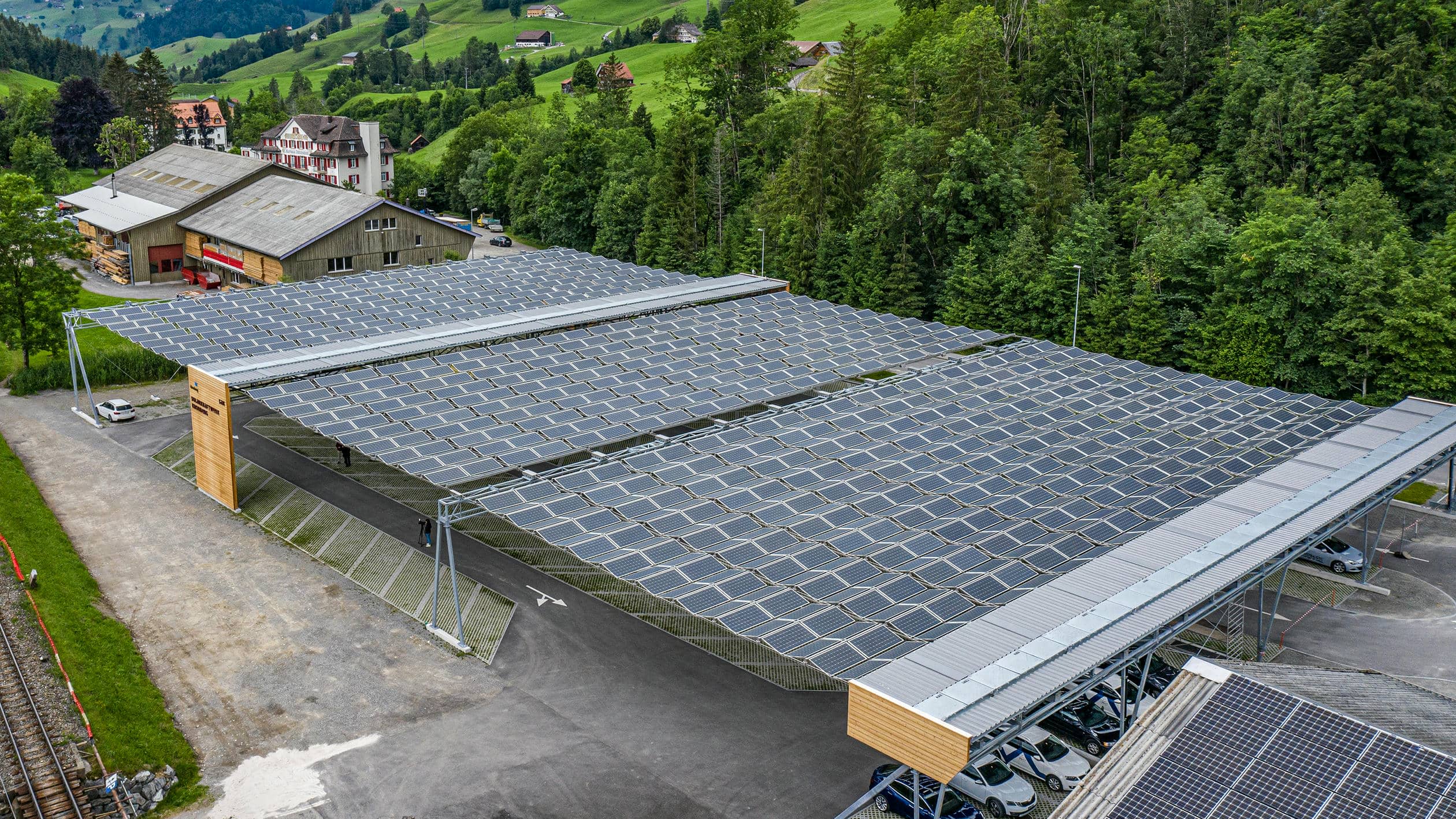 Parking en bordure de village couvert par des panneaux solaires