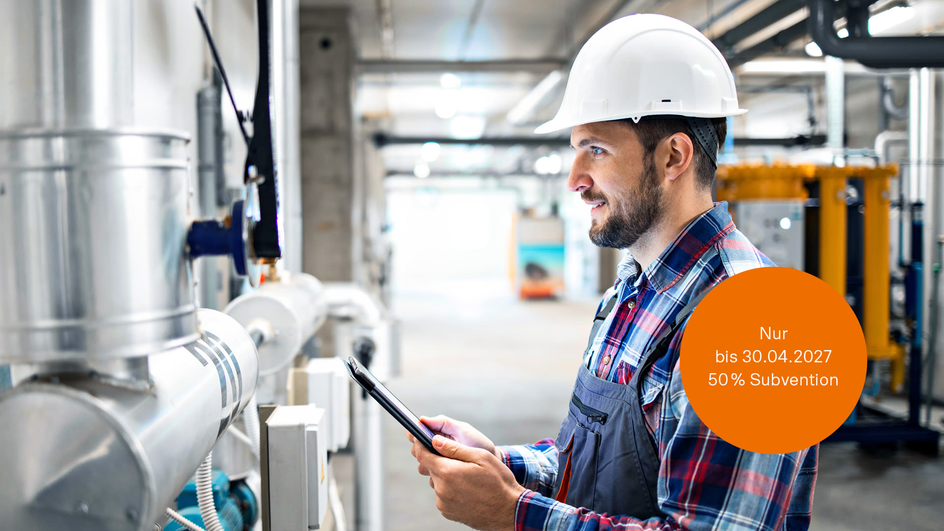 Arbeiter überprüft eine Industrieanlage