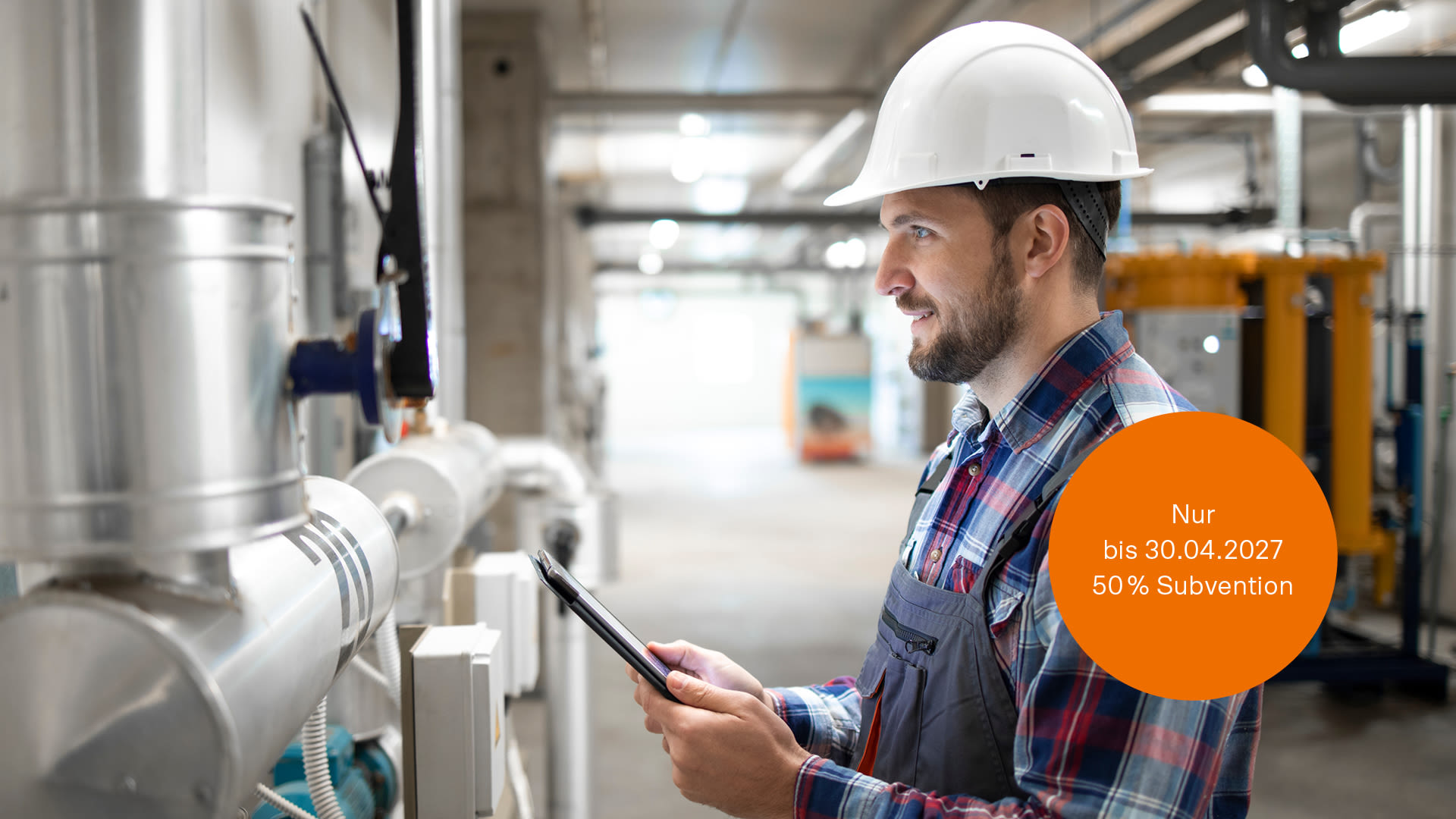 Arbeiter überprüft eine Industrieanlage