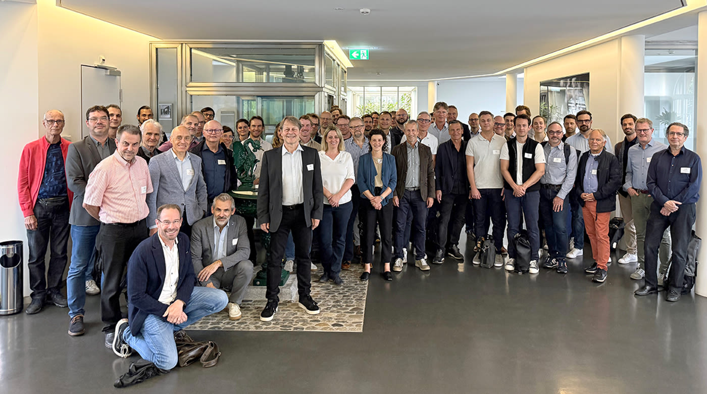 Gruppenfoto der 50 Experten in den Räumlichkeiten der IWB in Basel