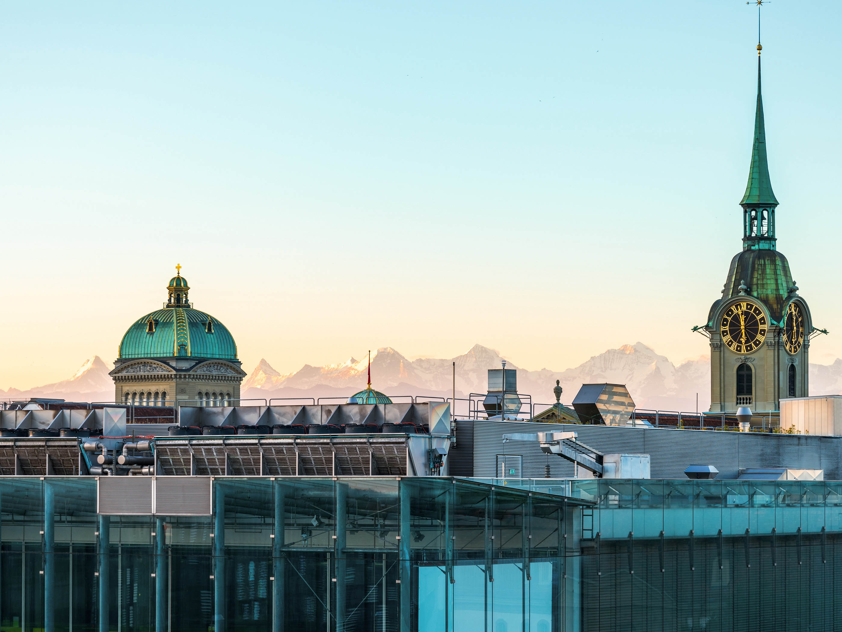 Vue du Palais fédéral et de la chaîne alpine de la ville de Berne.