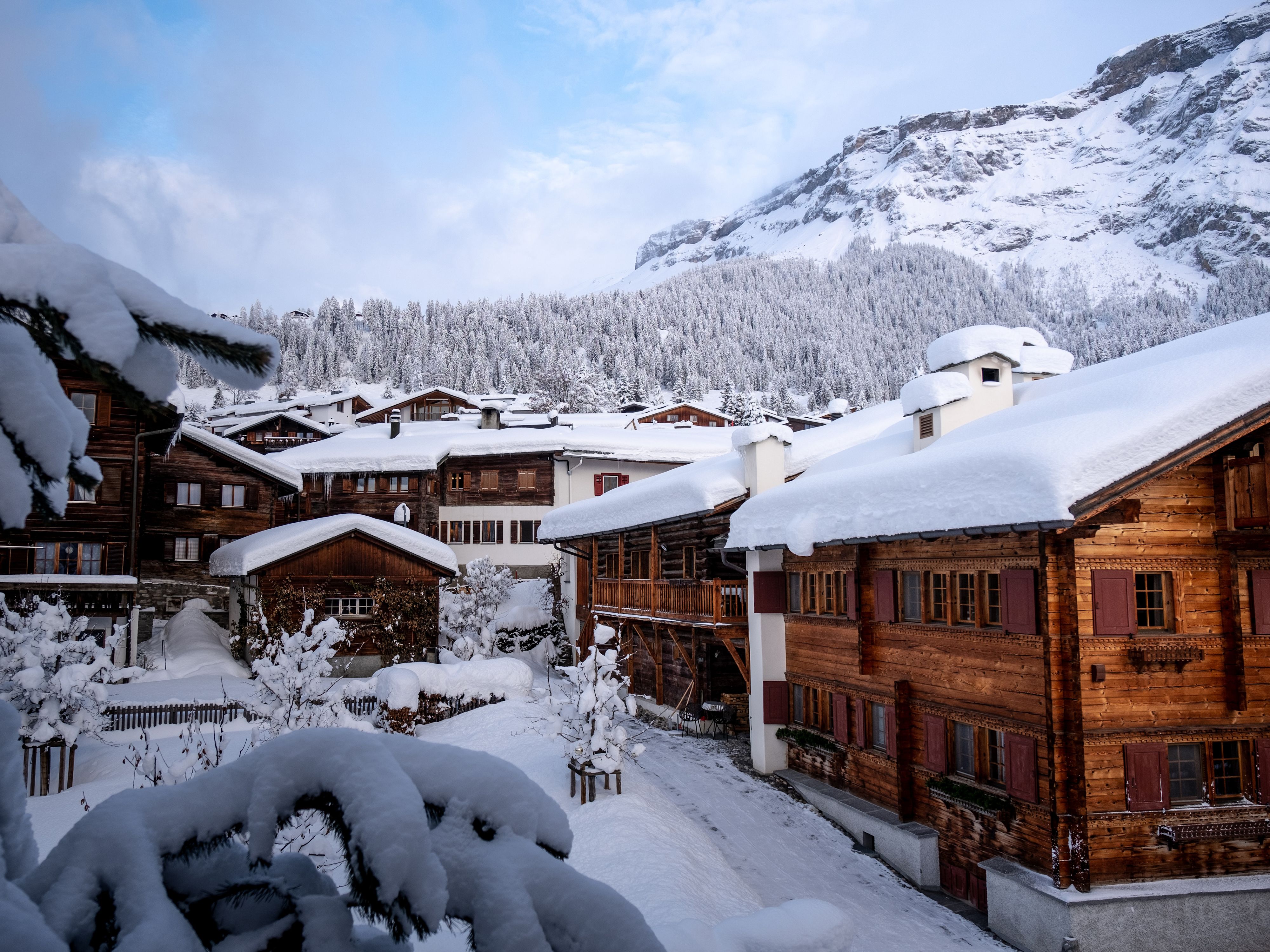 Schneebedeckte Chalets im Dorf