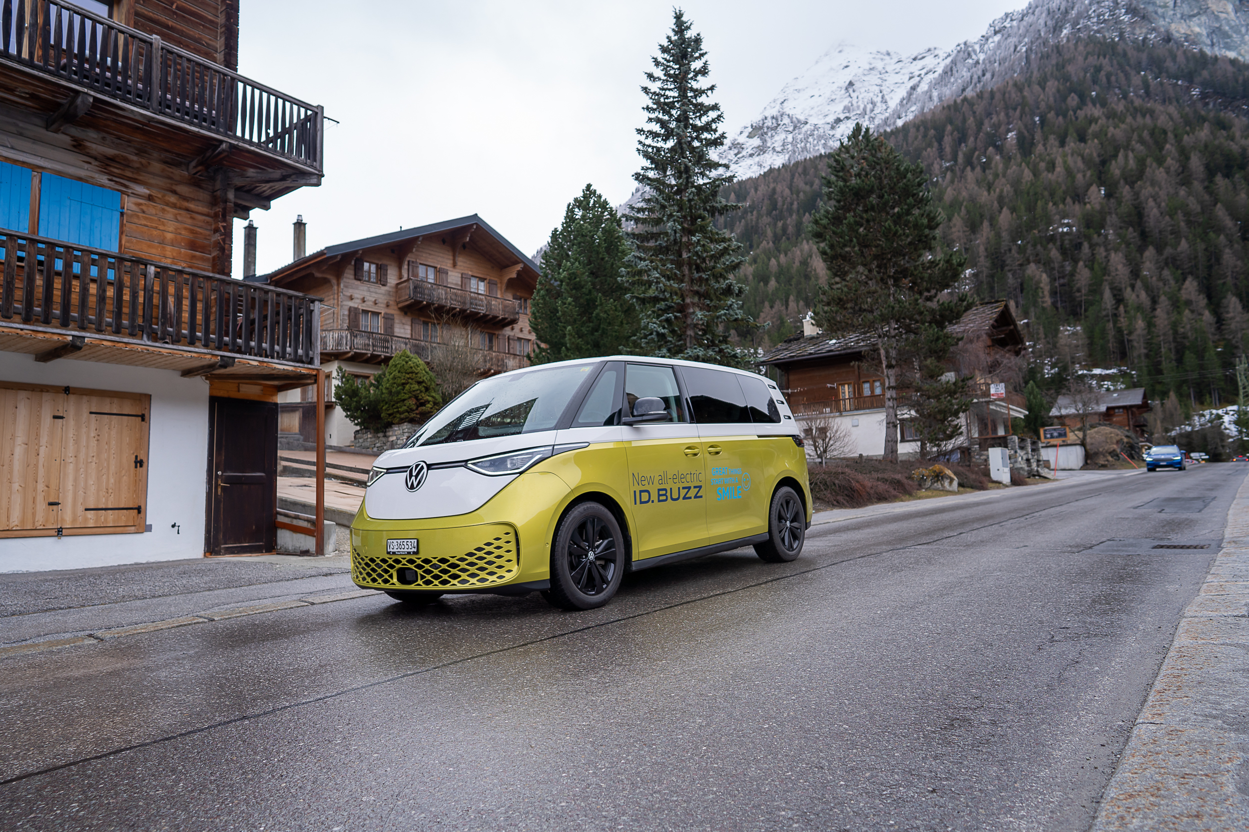 Der neue ID-Buzz zieht alle Blicke auf sich und ist auf Bergstrassen sehr angenehm zu fahren.