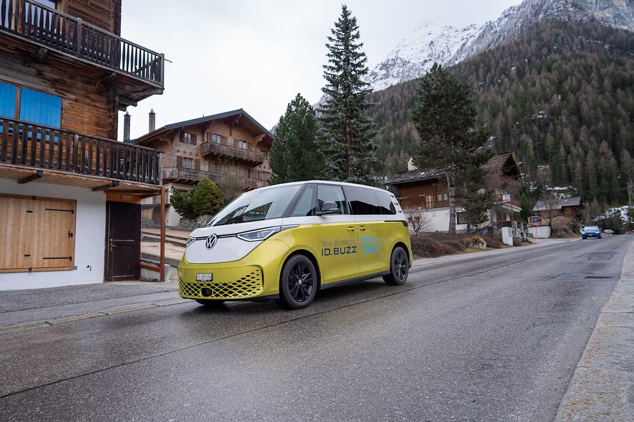 Der neue ID-Buzz zieht alle Blicke auf sich und ist auf Bergstrassen sehr angenehm zu fahren.