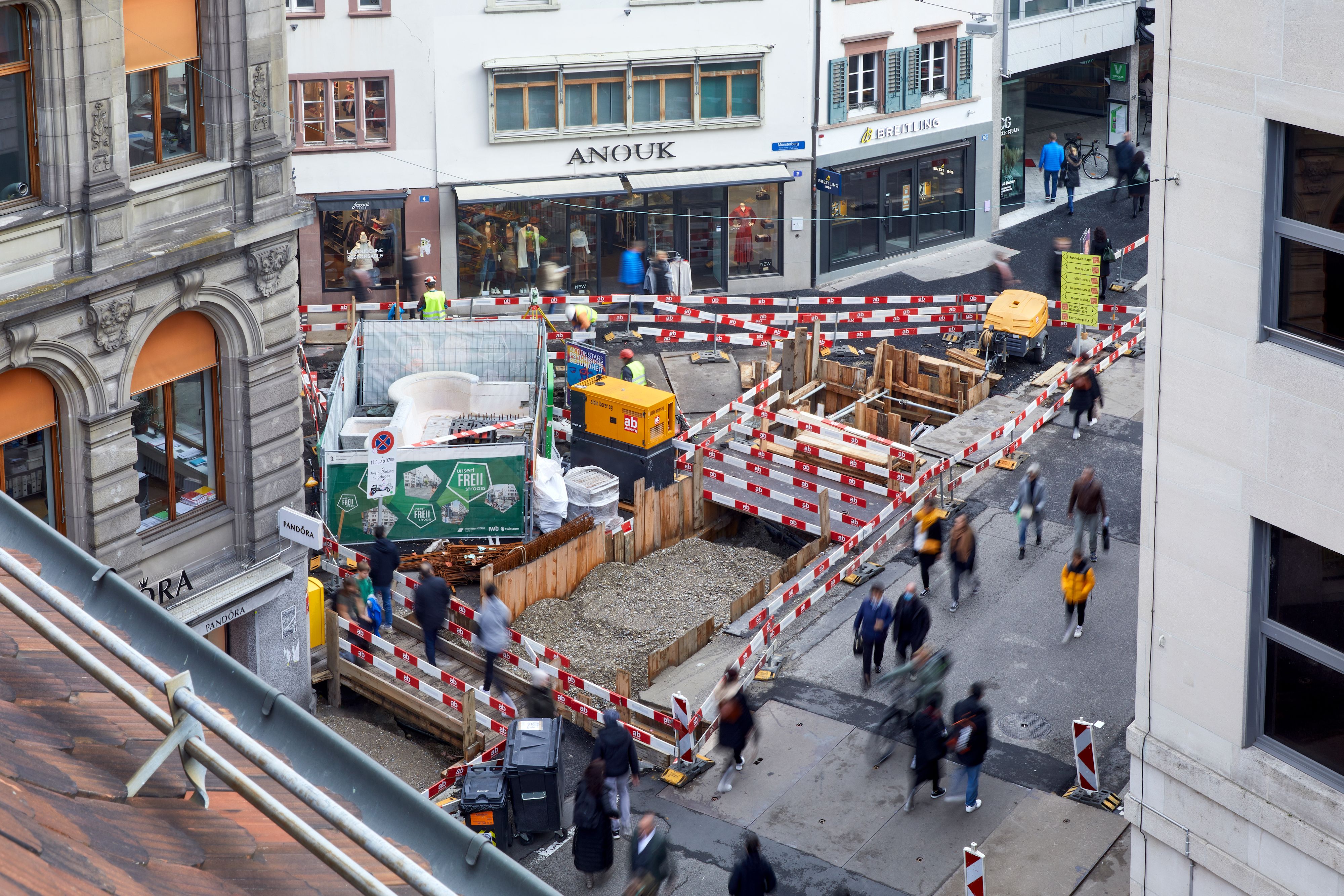 Cantiere in Freie Strasse a Basilea mostra il risanamento completo del famoso viale per l'allacciamento al teleriscaldamento