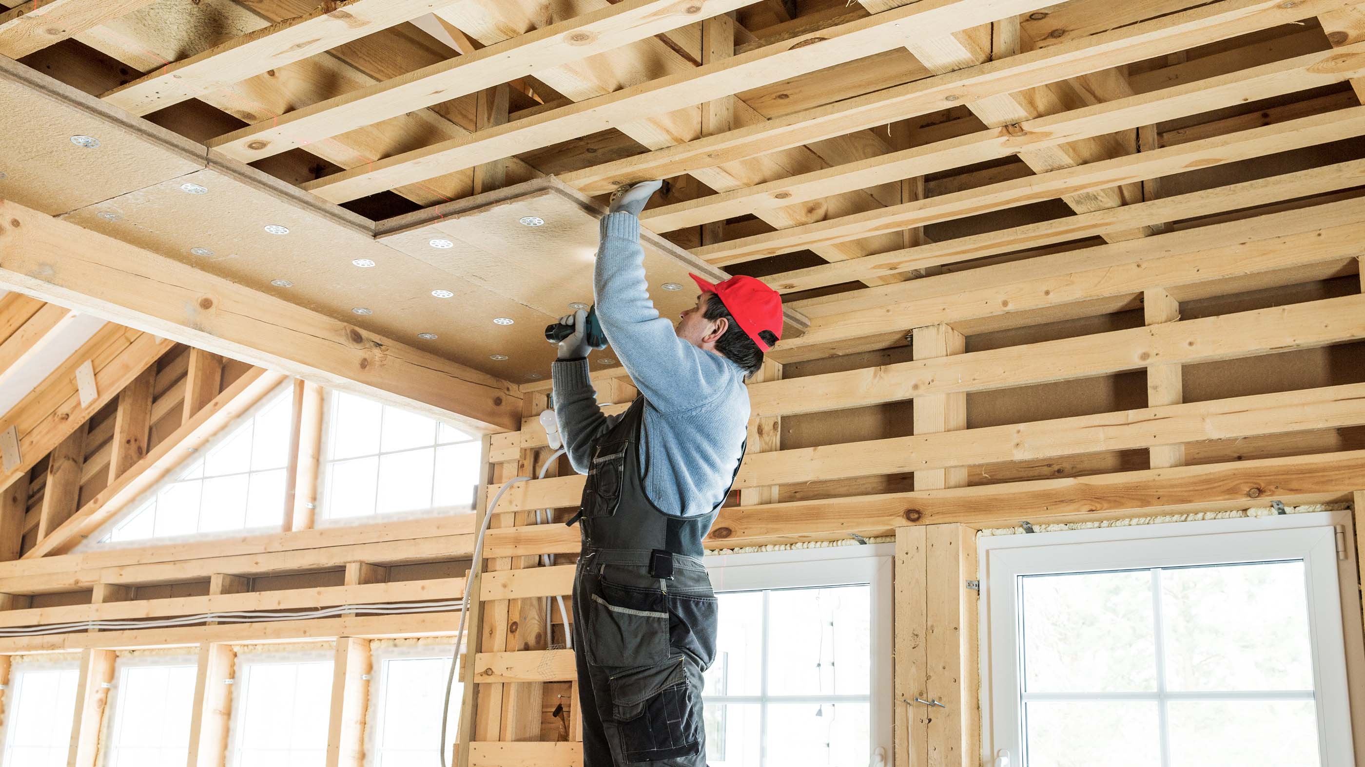 Ouvrier du bâtiment sur une structure en bois