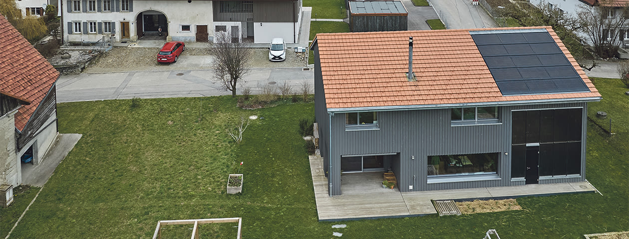 Haus von Familie Marmy in Forel FR, aufgenommen mit einer Drohne.