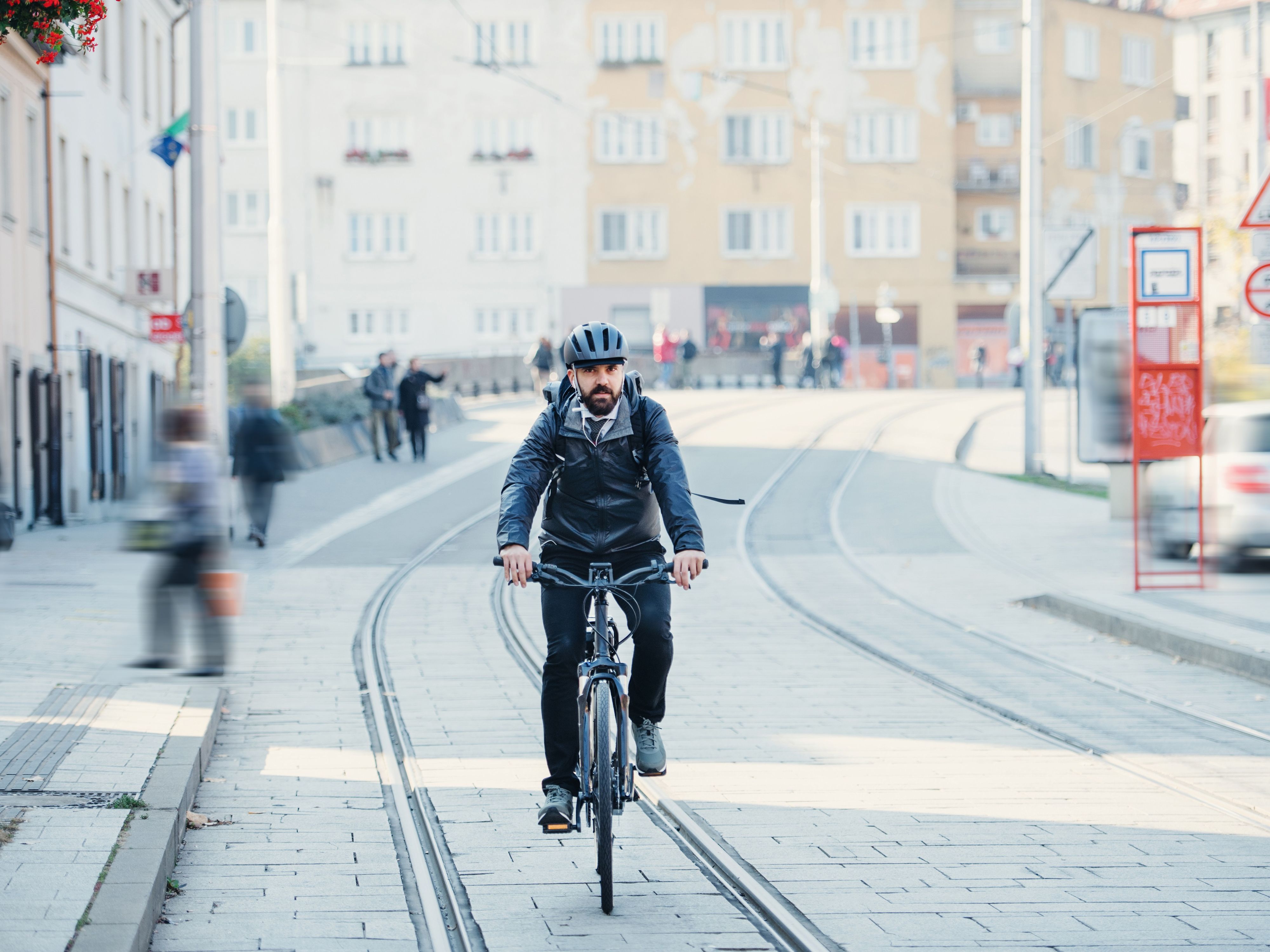 Un homme se déplace à vélo en ville