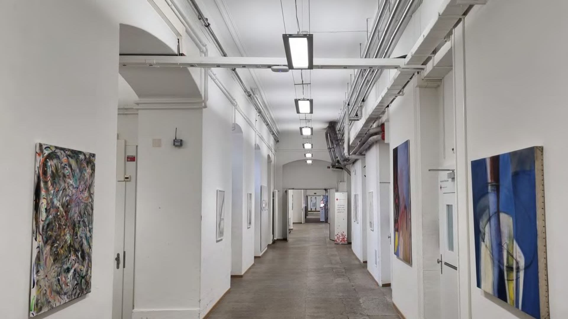 Foto eines Korridors im UniSpital in Basel, der mit LEDs beleuchtet wird
