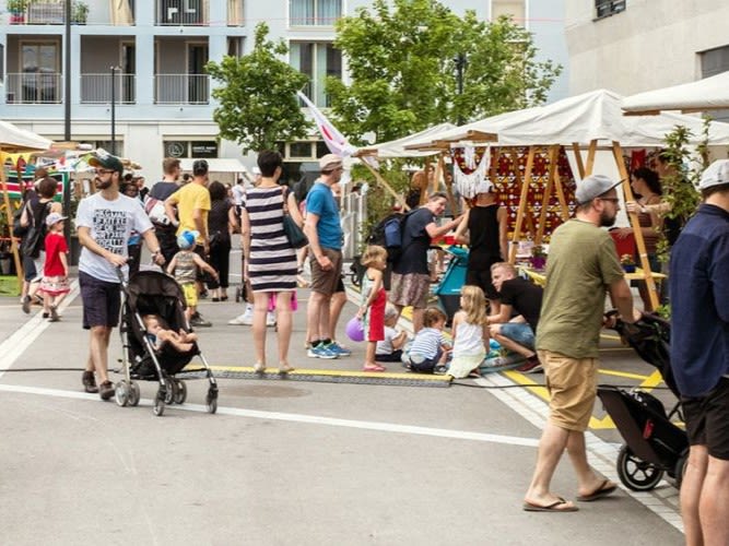 Des personnes célèbrent une fête dans le quartier Hunziker à Zurich.