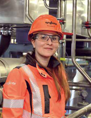 Nasibeh Pouransari, ingegnera energetica di Syngenta, all’interno di un impianto industriale.
