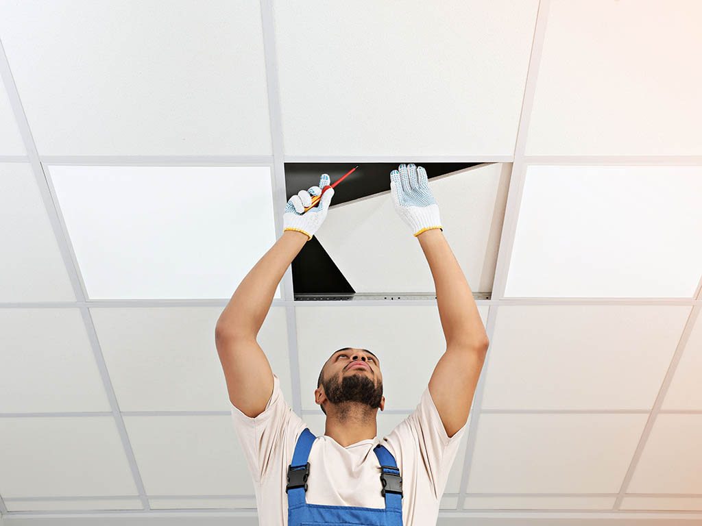 L'elettricista installa l'illuminazione