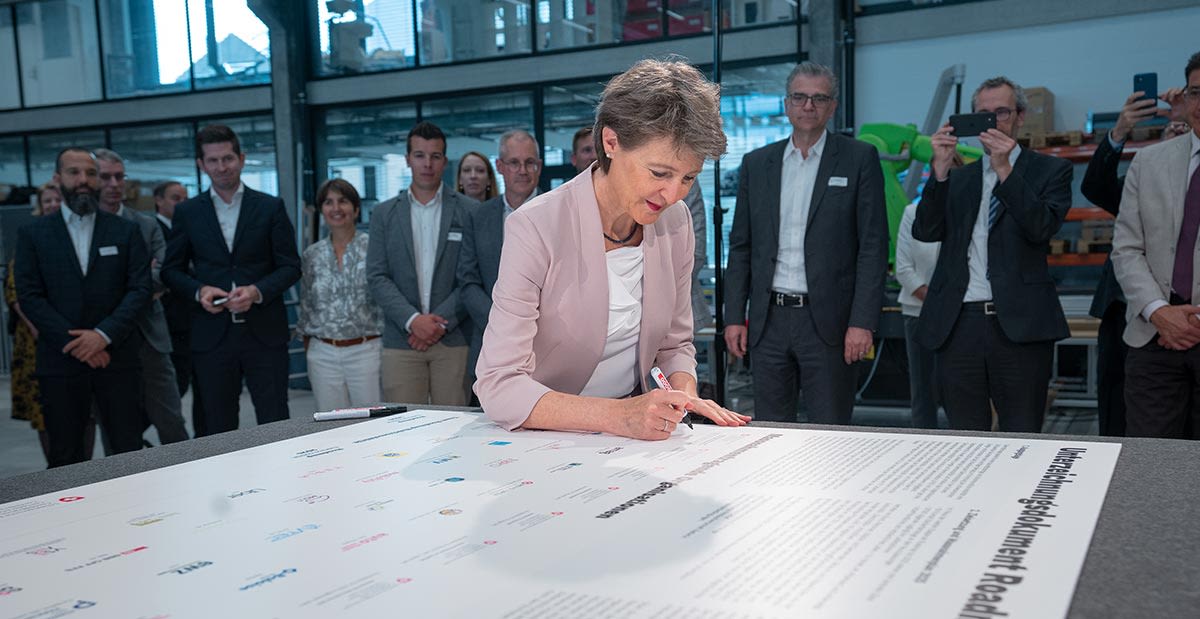 Simonetta Sommaruga unterschreibt die Roadmap Elektromobilität