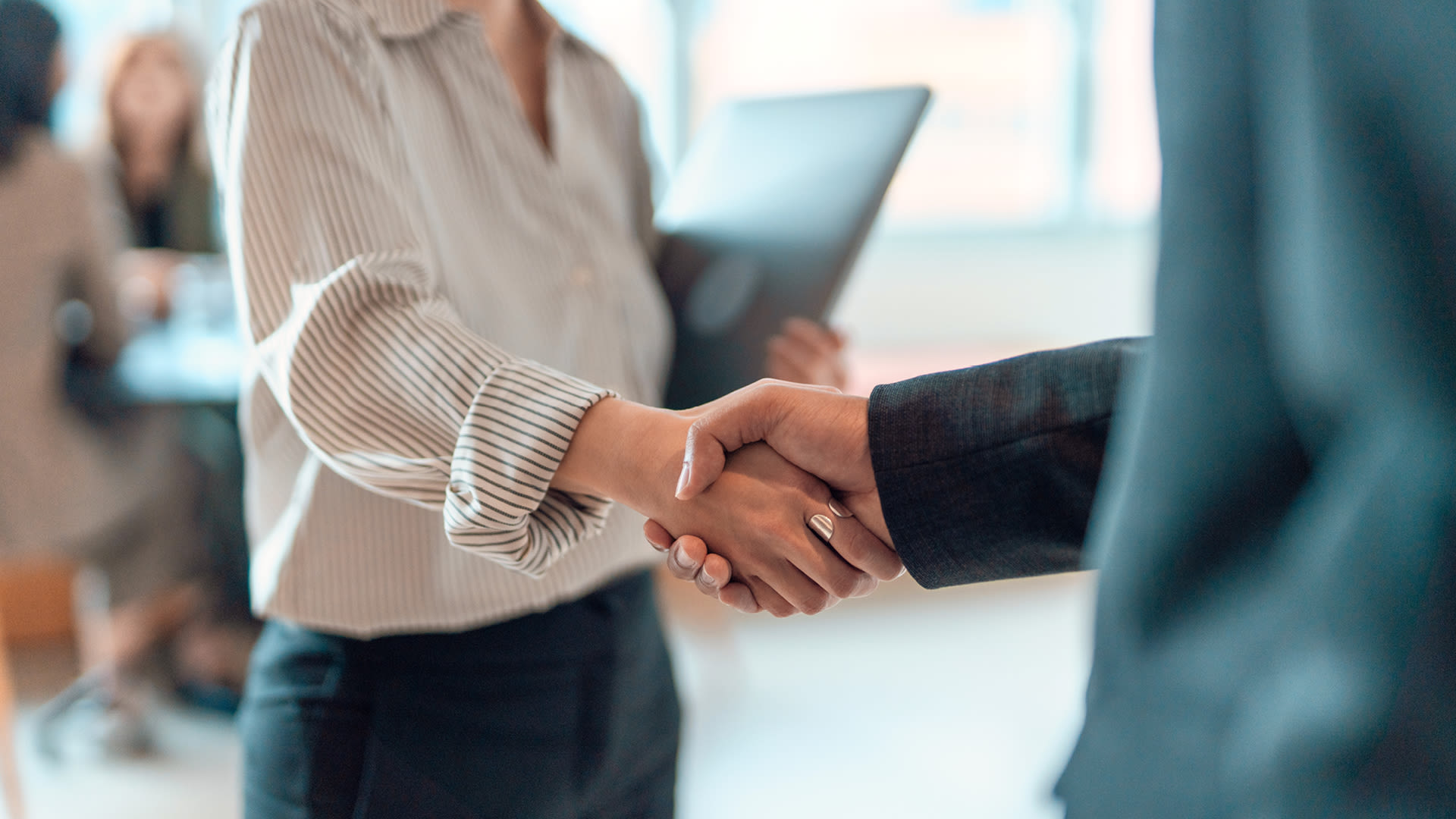 Deux partenaires commerciaux se serrent la main pour sceller une collaboration réussie.