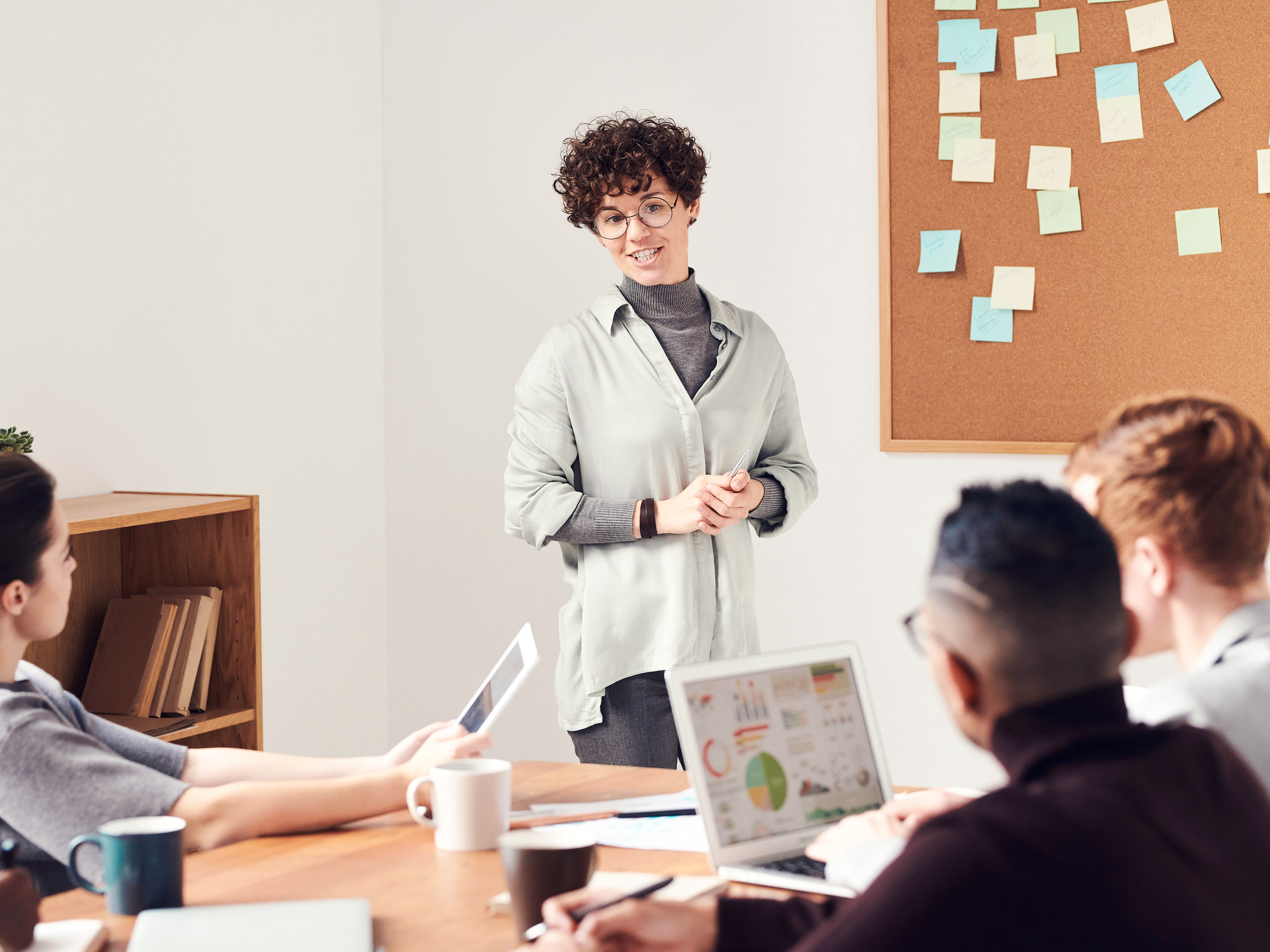 Eine Frau hält eine Präsentation vor dem Team.