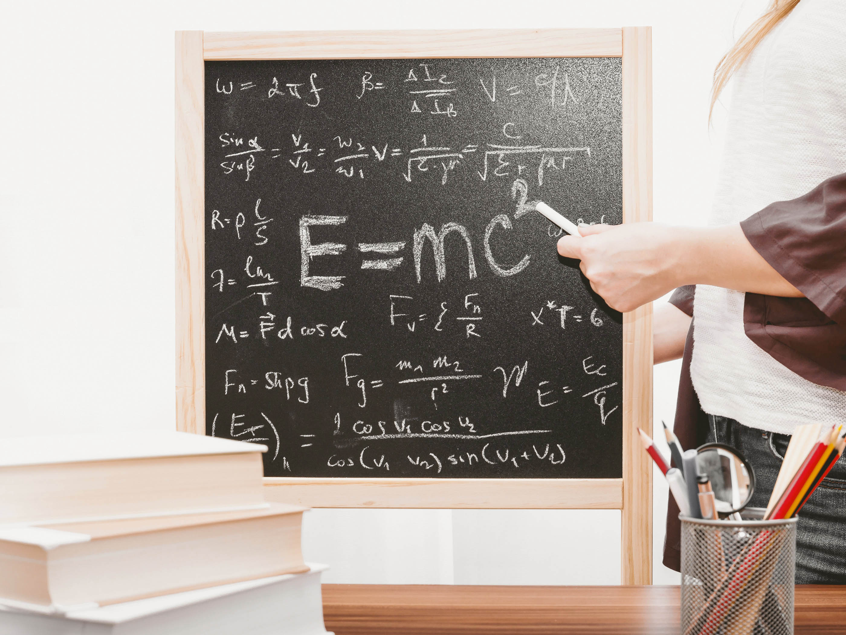 Le spécialiste indique les formules sur un tableau noir.