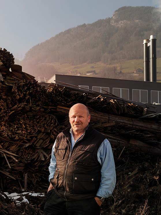 Baptiste Reichmuth vor Biogasanlage