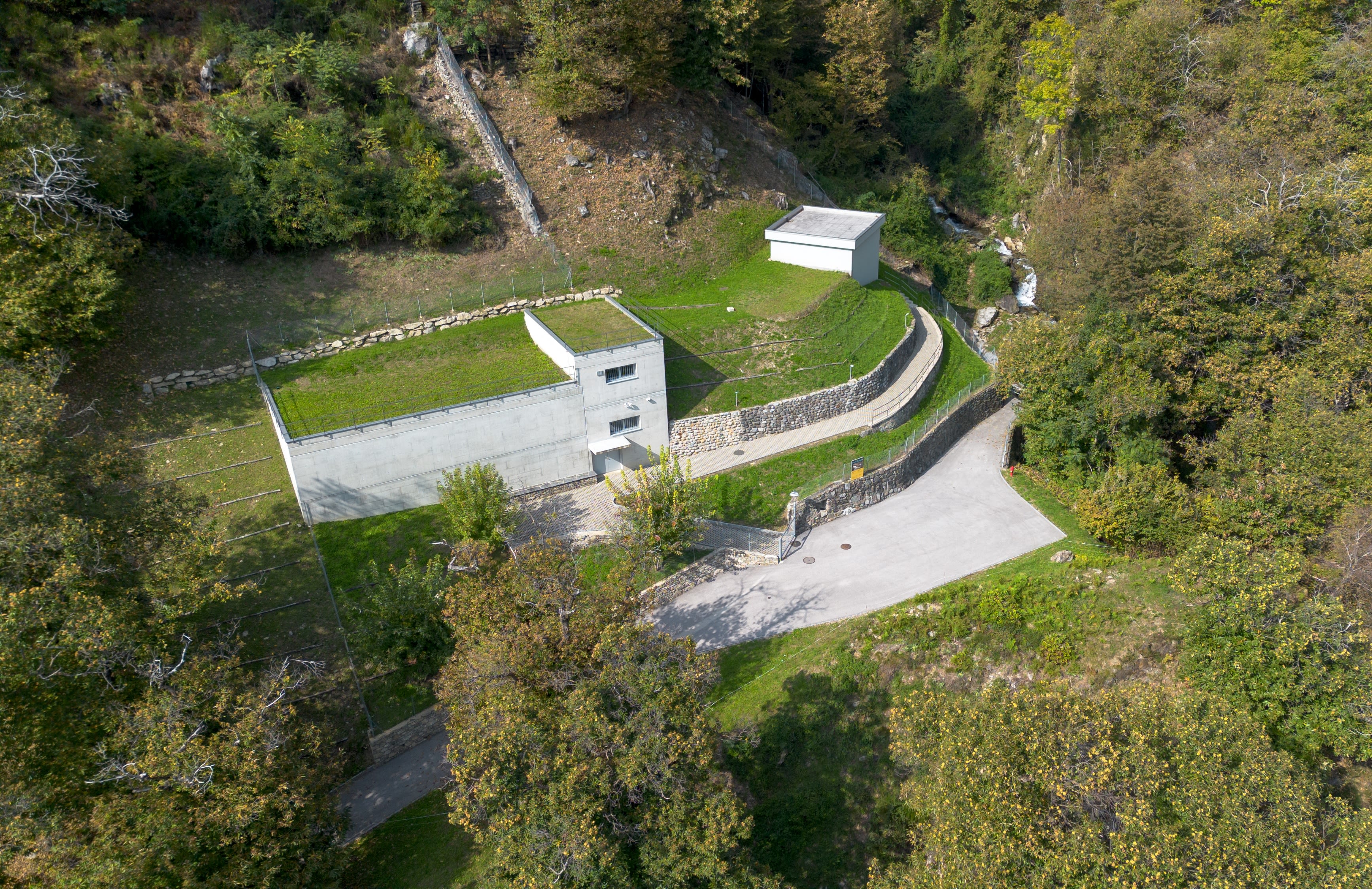 Vue aérienne d’une installation d’eau potable près de Mezzovico-Vira.