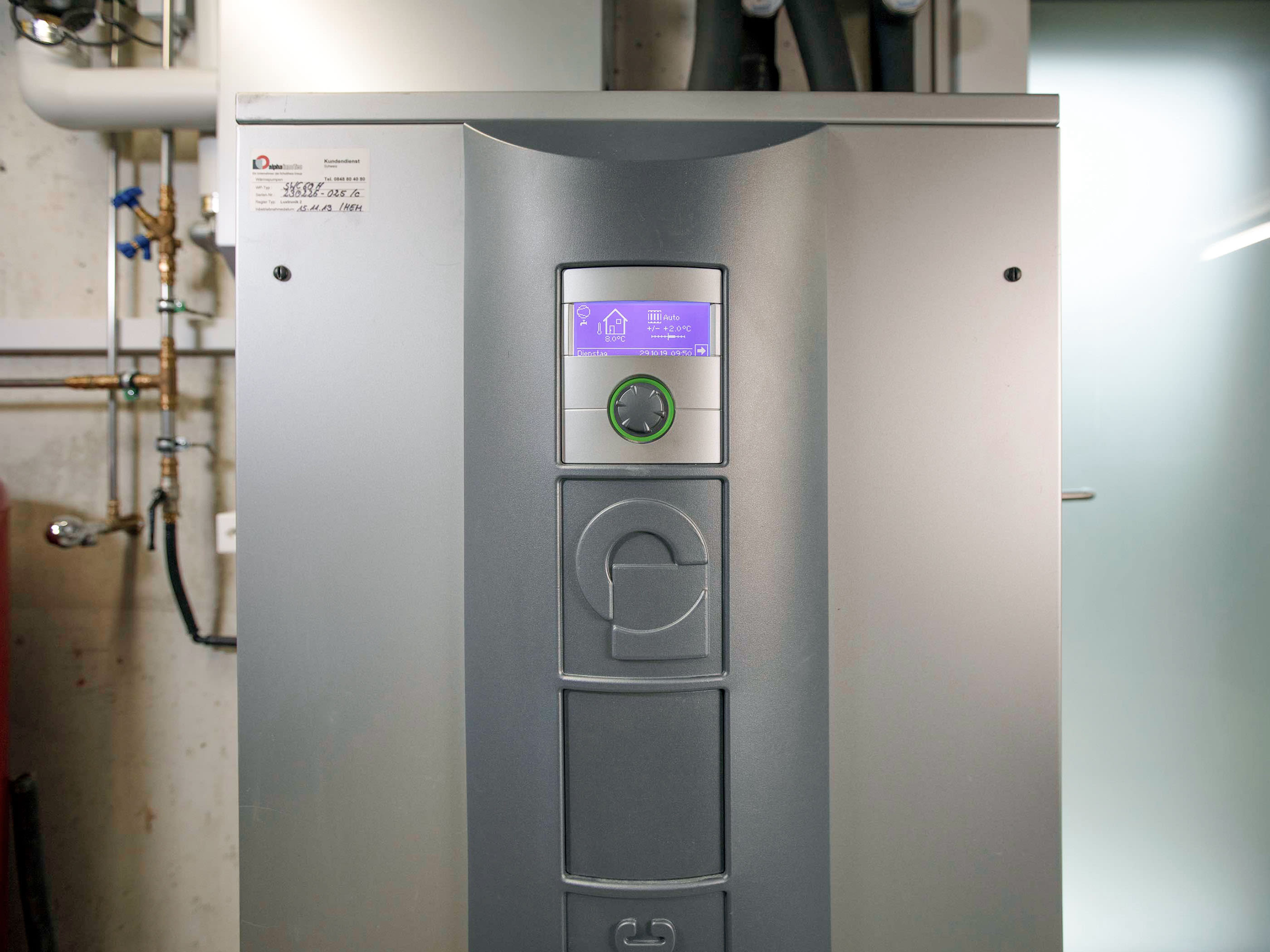 Wärmepumpe im Keller eines Hauses.