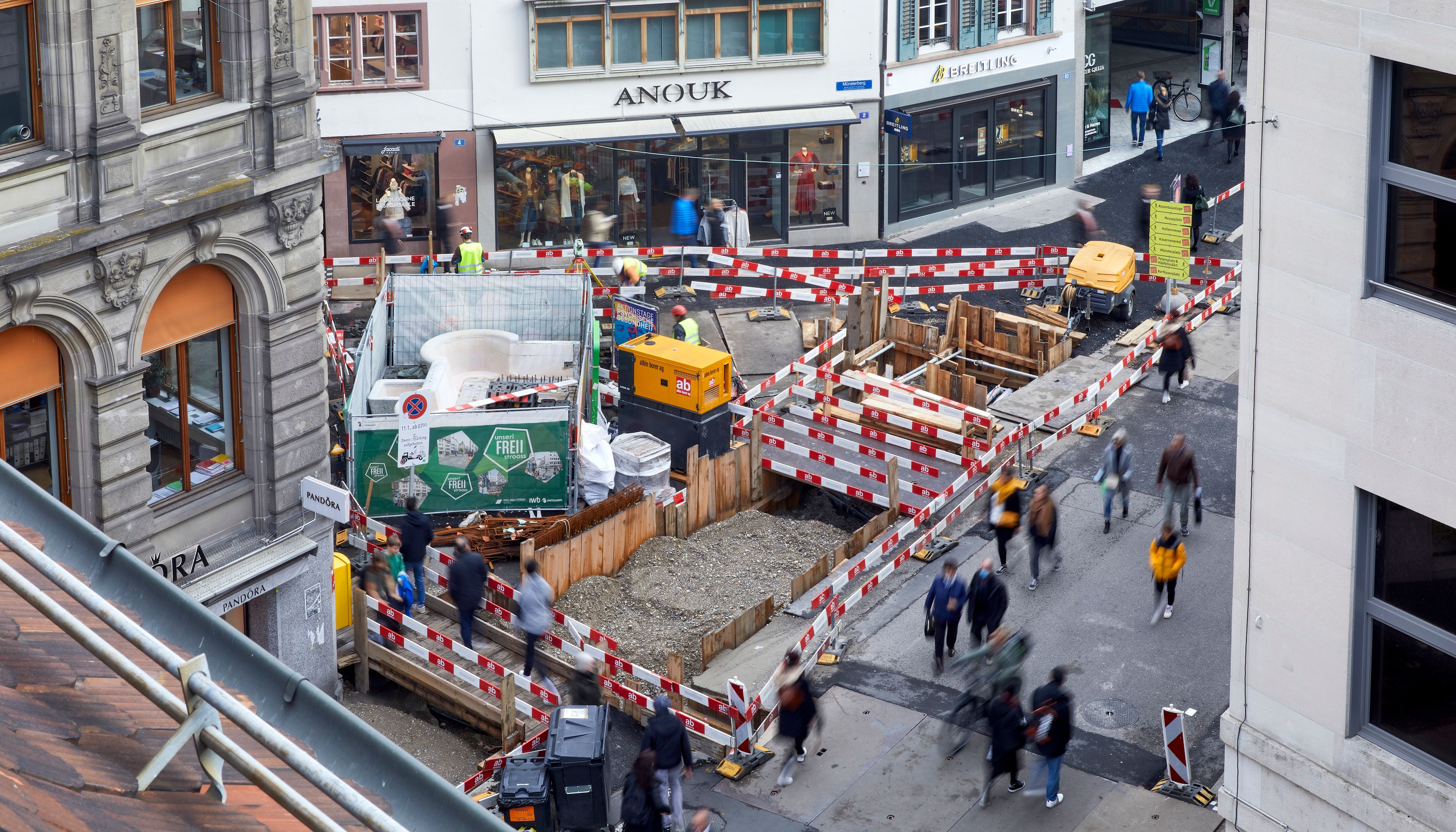 Baustelle in der Freien Strasse in Basel zeigt die umfassende Sanierung der Flaniermeile zur Fernwärmeerschliessung