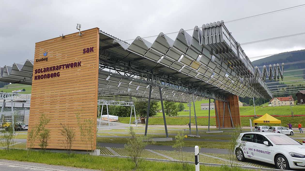 Le toit solaire du parking des remontées mécaniques de Jakobsbad-Kronberg AG se rétracte automatiquement dès qu’un orage s’annonce (© Luftseilbahn Jakobsbad-Kronberg AG).