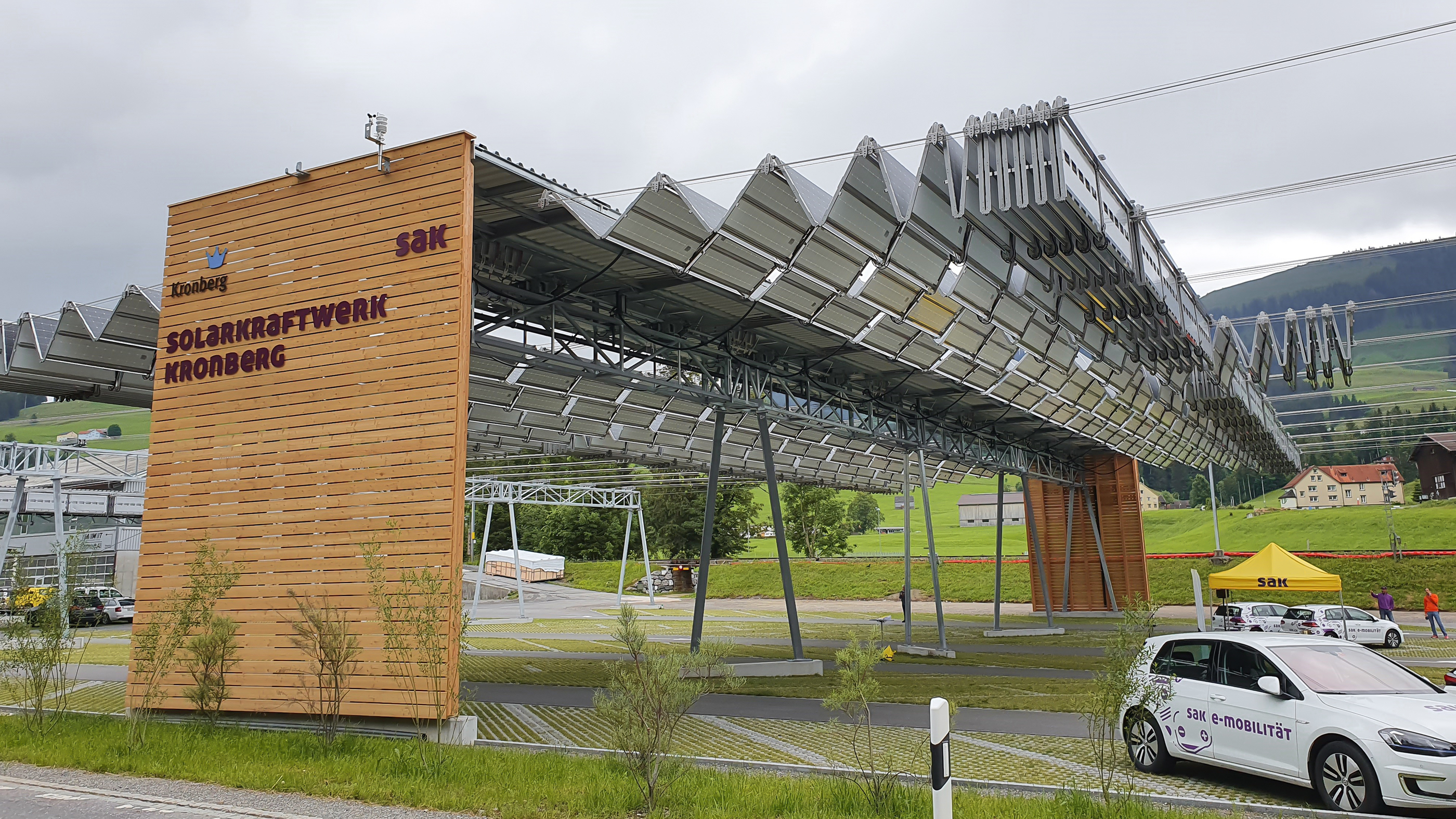 Sobald sich ein Gewitter ankündigt faltet sich das Solardach der Luftseilbahn Jakobsbad-Kronberg AG automatisch zusammen (© Luftseilbahn Jakobsbad-Kronberg AG)