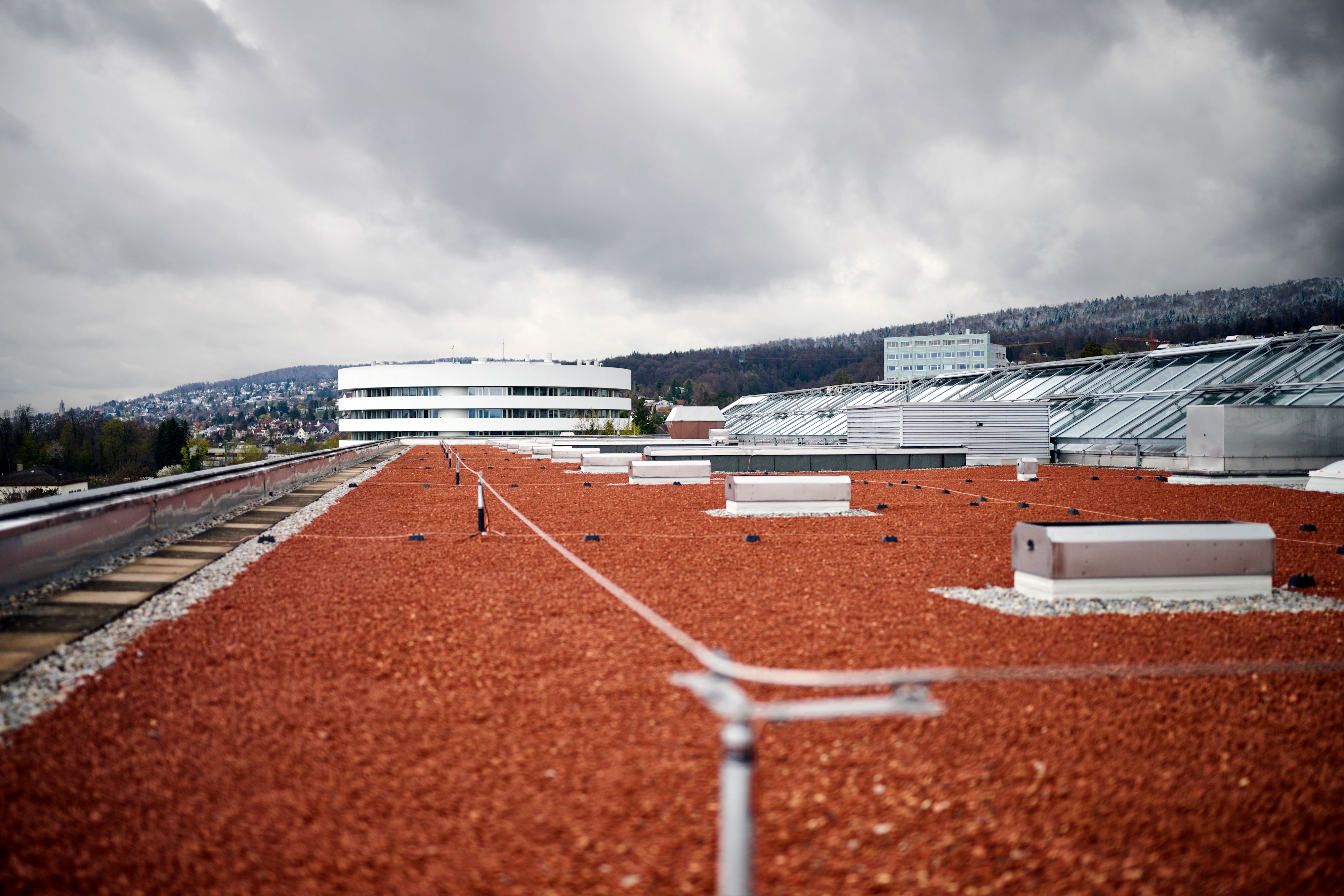 Vue sur le toit plat de la clinique Schulthess sous un ciel nuageux.